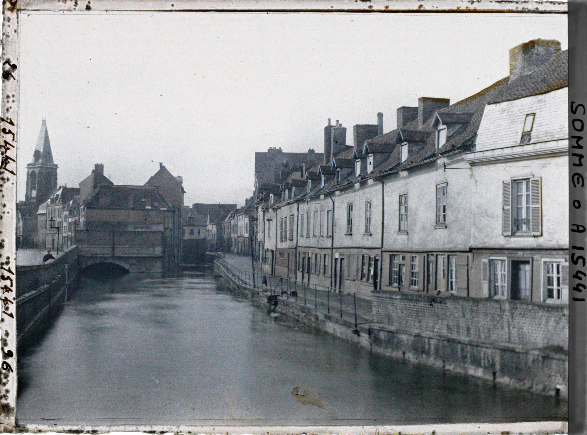 Image représentant France, Amiens, Les bords de la Somme, rue d'Angoulevent ; au fond l'Eglise St Leu