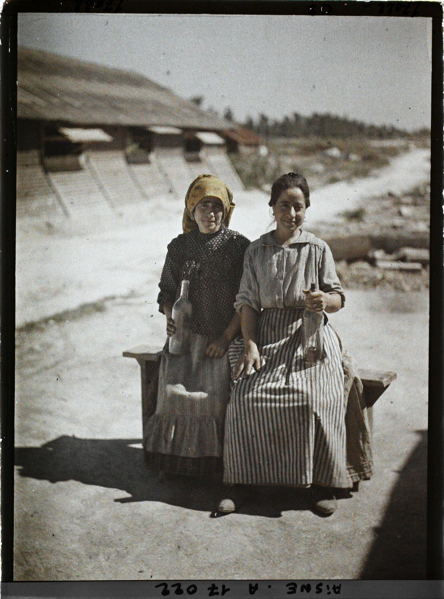 Image représentant France, Berry au Bac, Deux femmes Portugaises travaillant à la Sucrerie