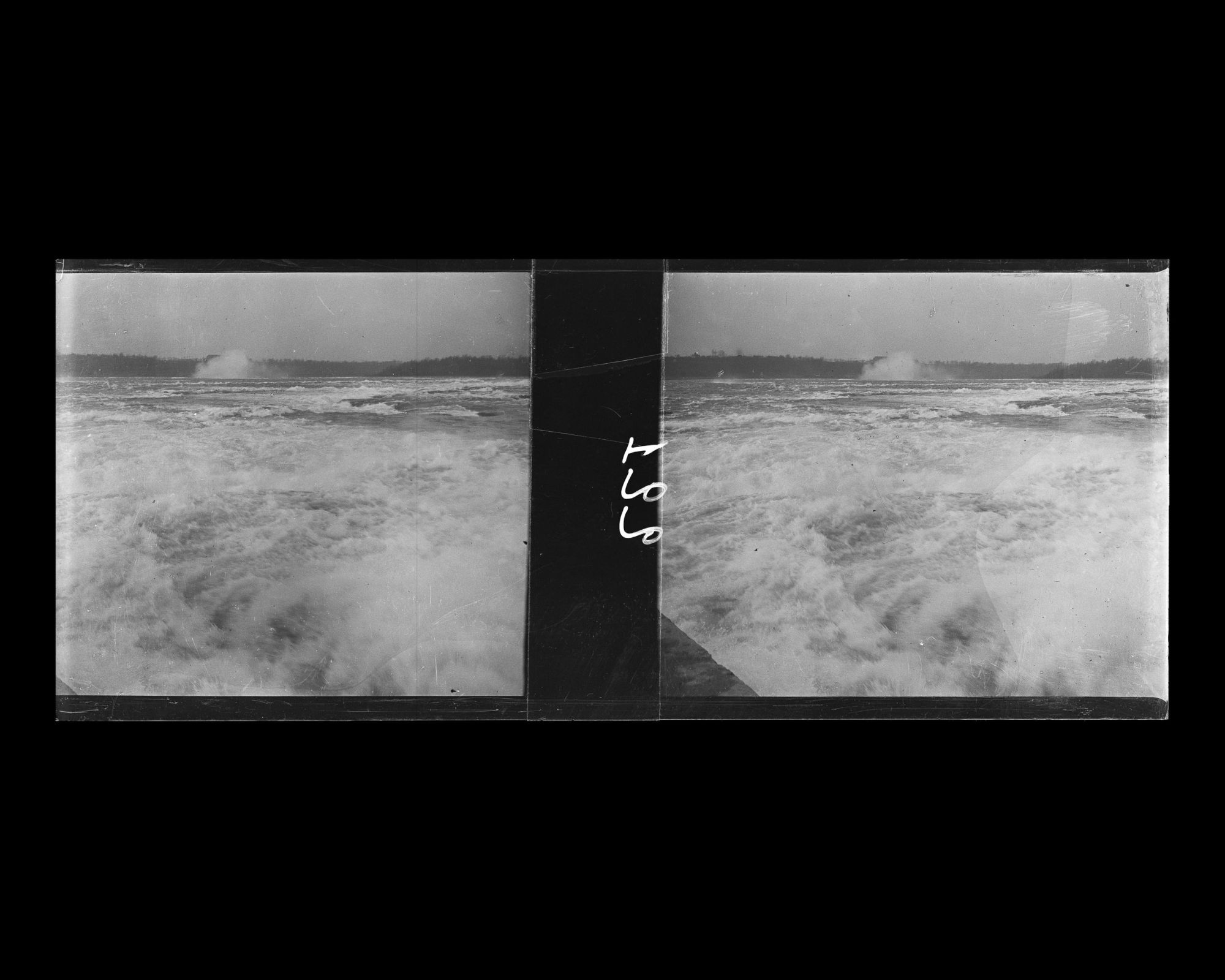 Image représentant Les rapides avant les chutes, vue prise depuis le Canada