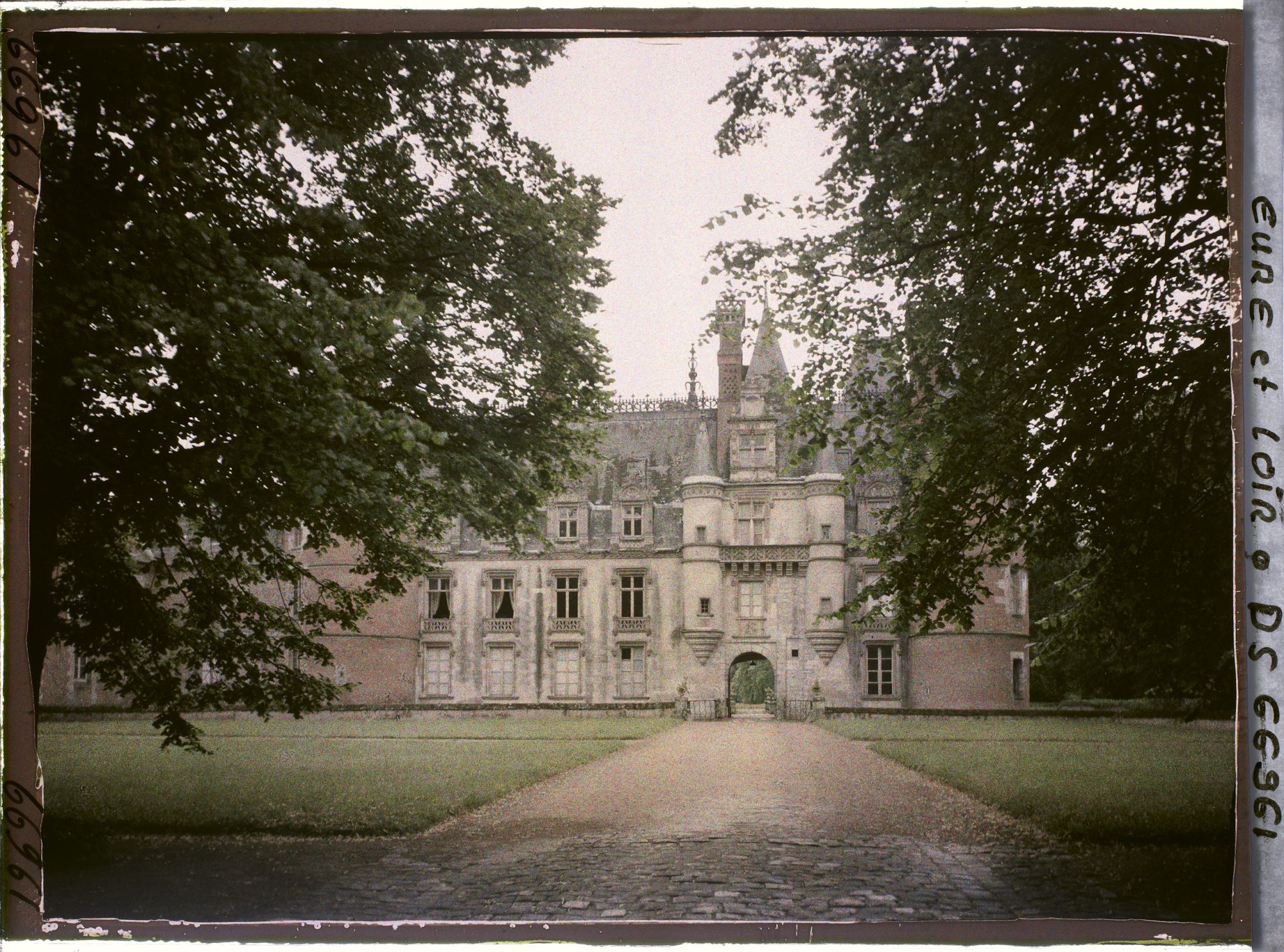 Image représentant L'avant-cour et le corps de logis principal du château