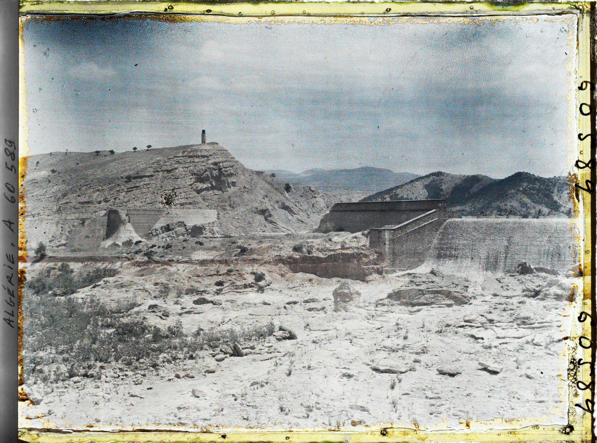 Image représentant Environs de Perrégaux ; vue panoramique du barrage de l'Habra ; la brèche dans le mur, survenue lors de la catastrophe de 1927