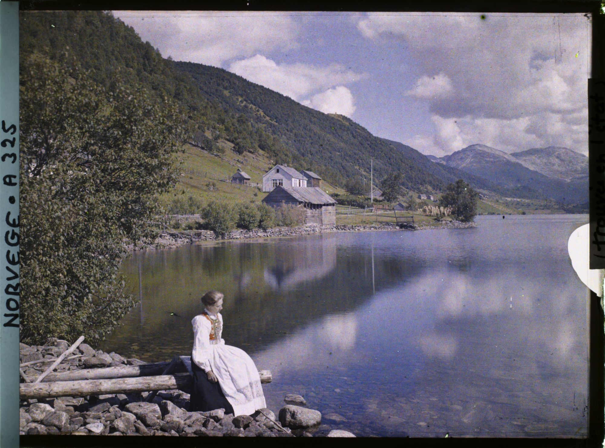 Image représentant femme assise au bord d'un lac