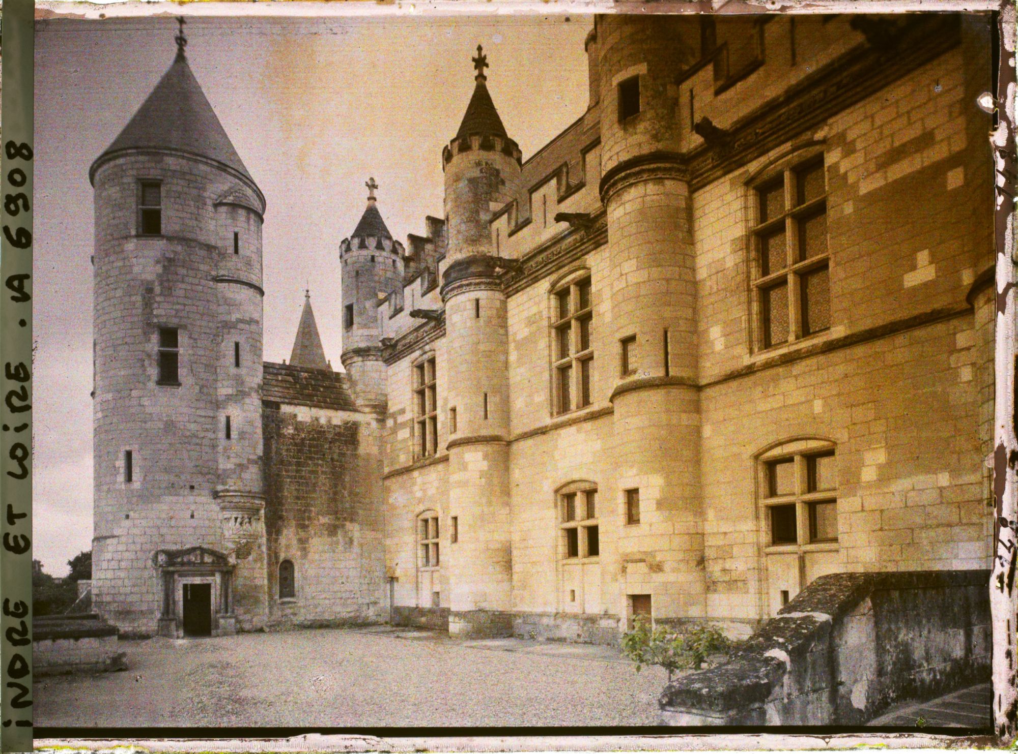 Image représentant Le donjon et la façade occidentale du logis royal du château