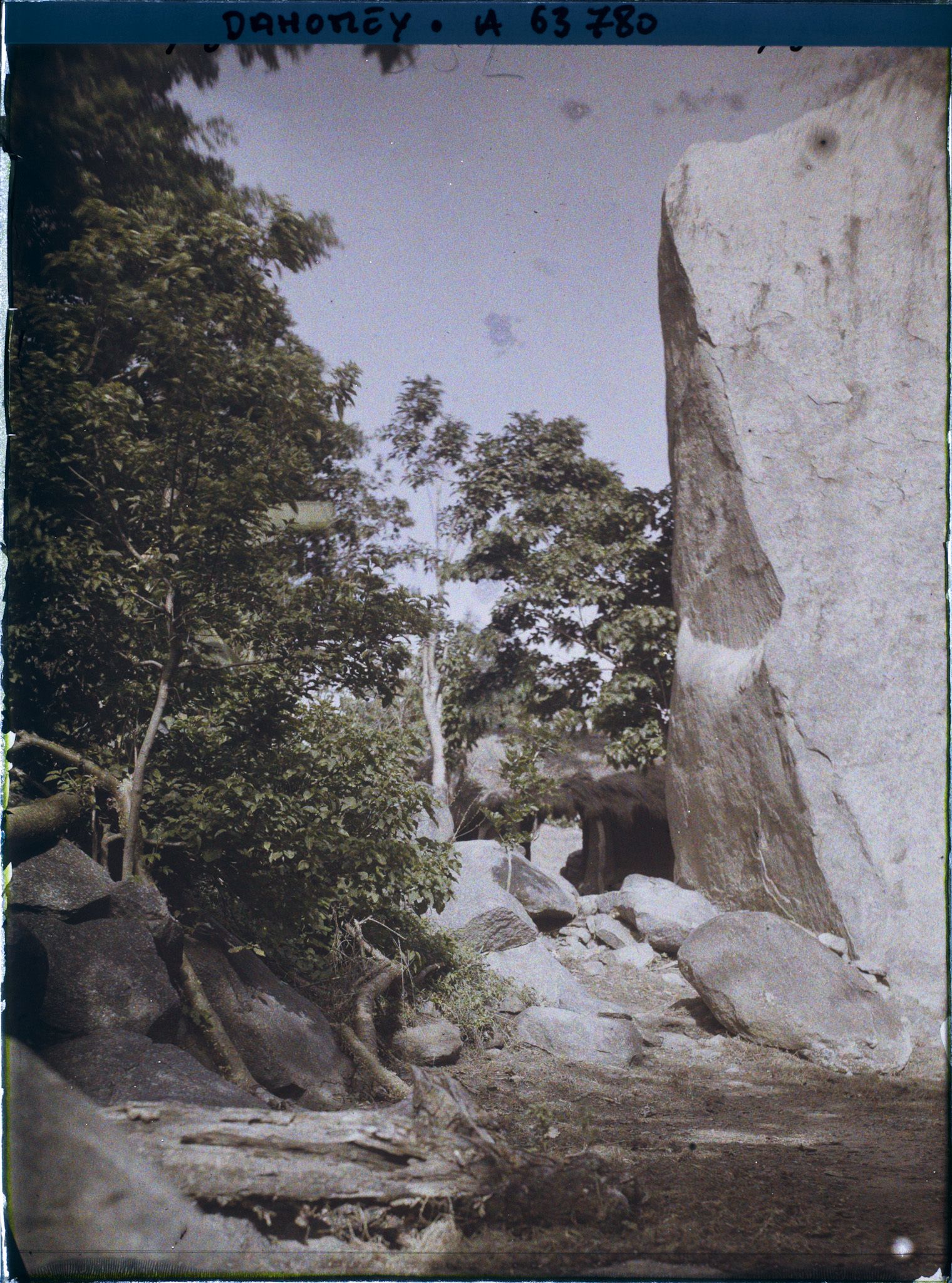 Image représentant Entrée d'un village (" Dassa-Montagne " ?) dans les collines granitiques