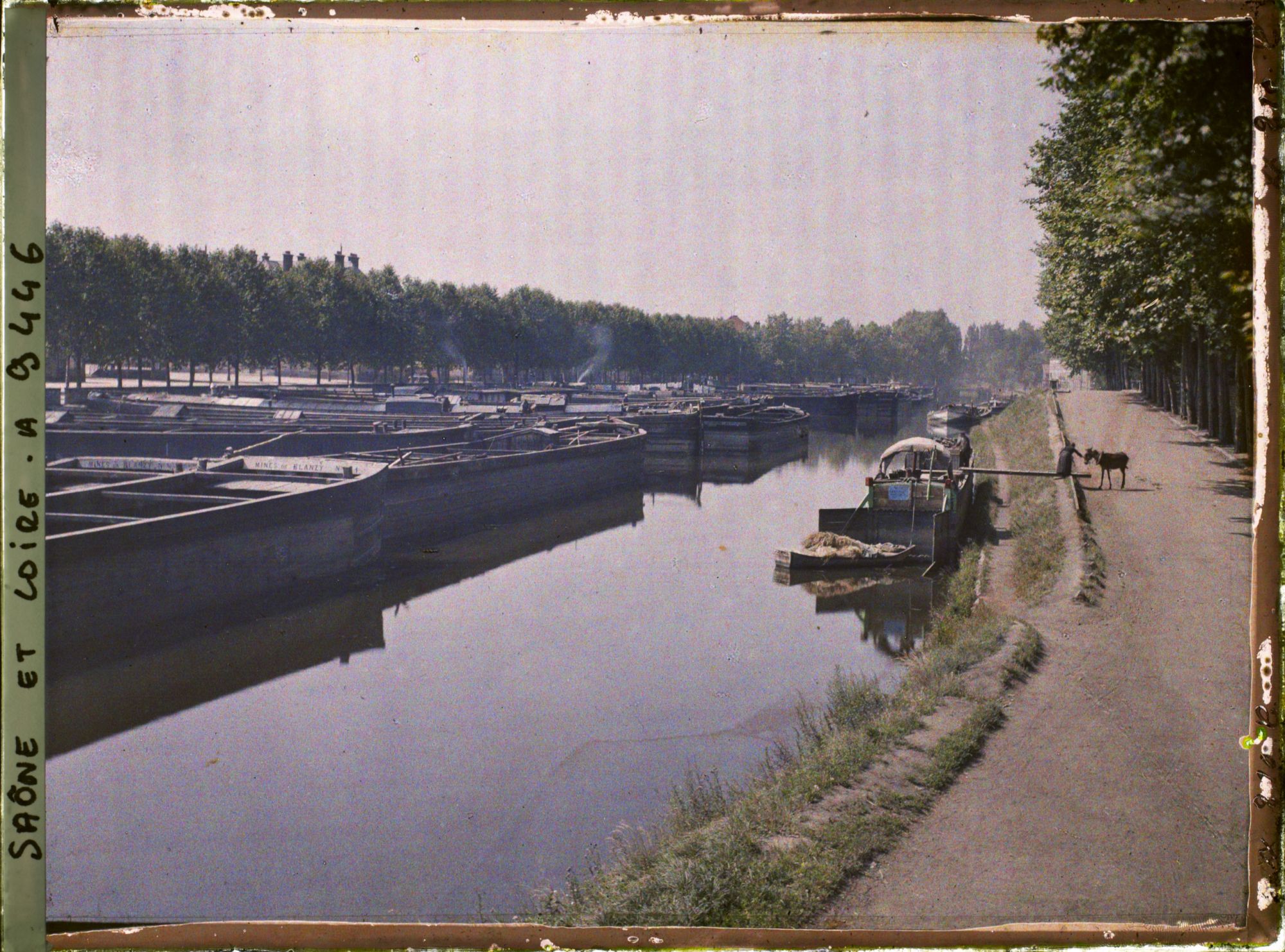 Image représentant Le port du canal du Centre et des péniches de transport de charbon