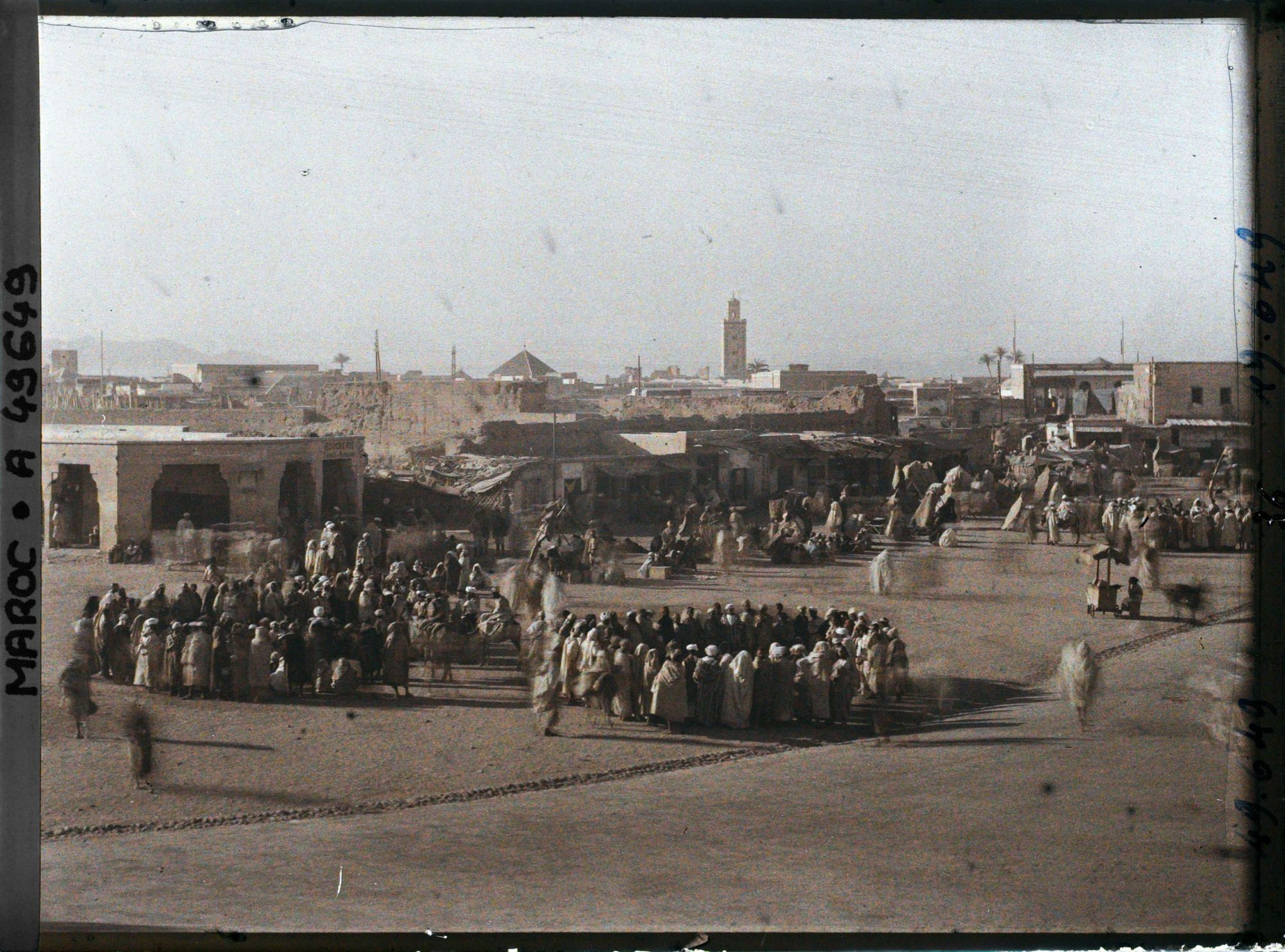 Image représentant La place Jamaâ el-Fna, vue d'une terrasse de café