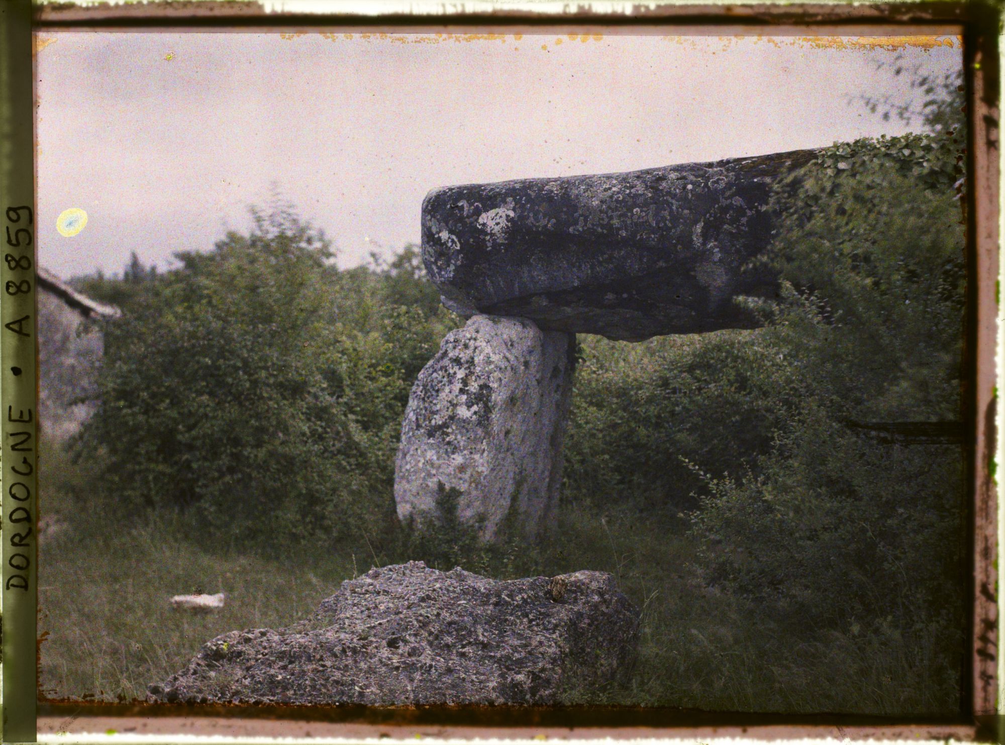 Image représentant France, Brantôme, Le dolmen de Brantôme
