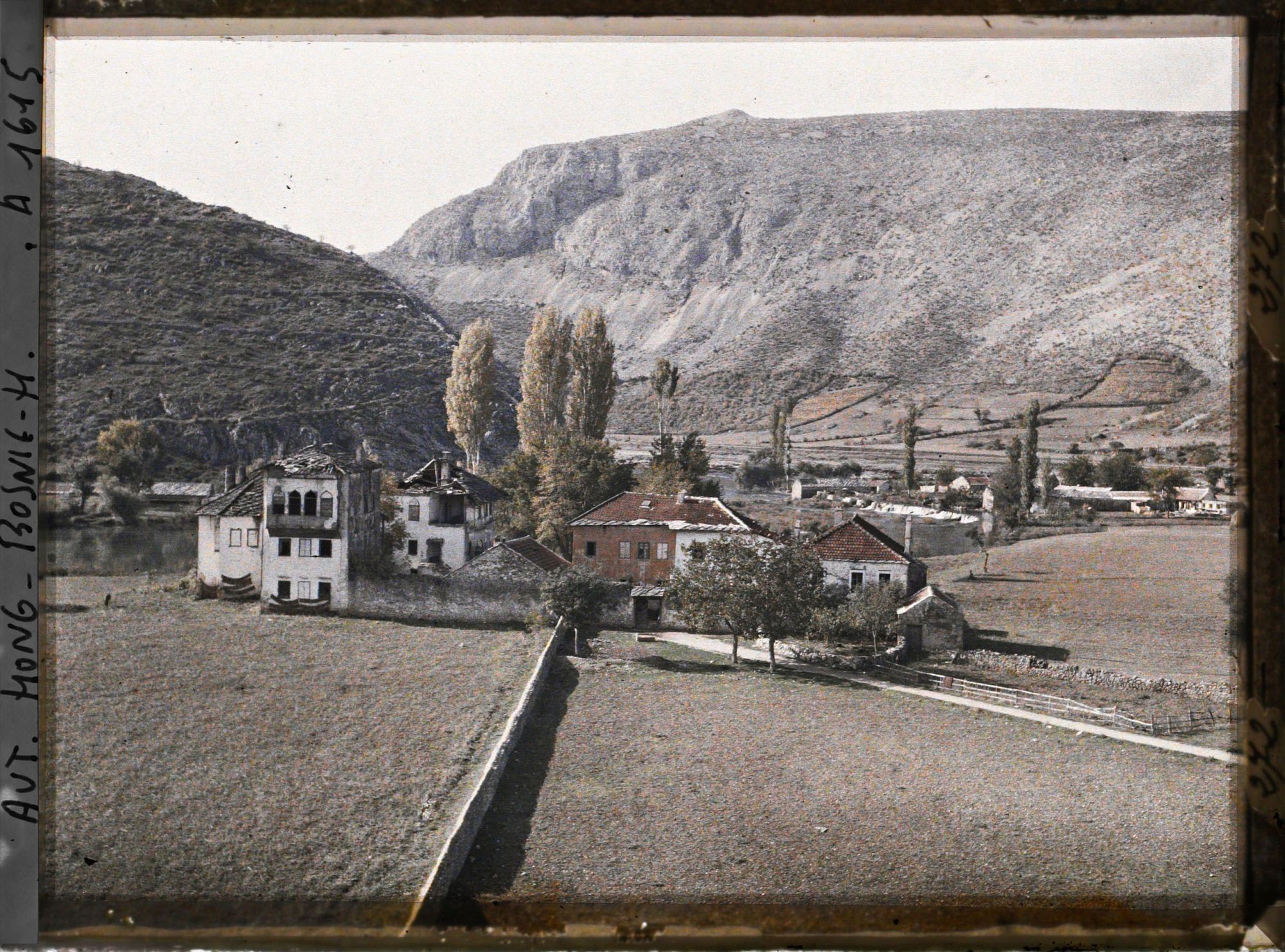 Image représentant Vue du minaret de la mosquée de Buna: vieilles maisons, toits démolis avec franges de tabac séchant