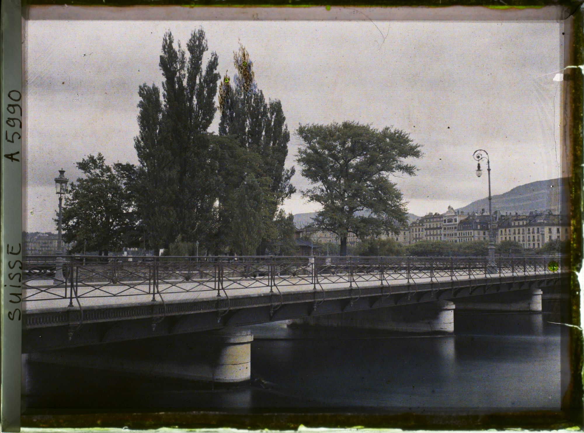 Image représentant Le pont des Bergues et l'île Rousseau sur le Rhône
