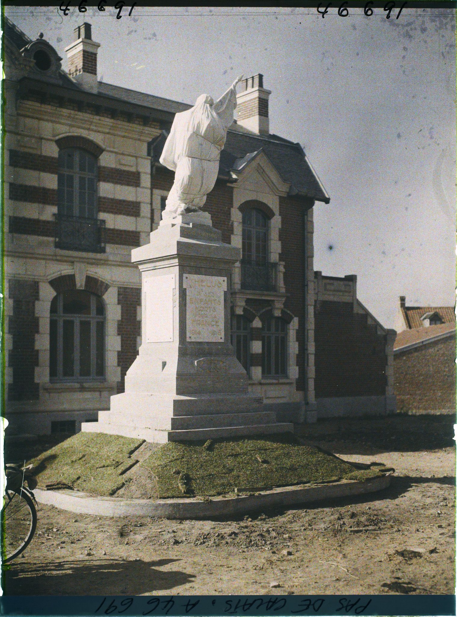 Image représentant France, Thélus, Monumt aux Morts avant l'inauguration