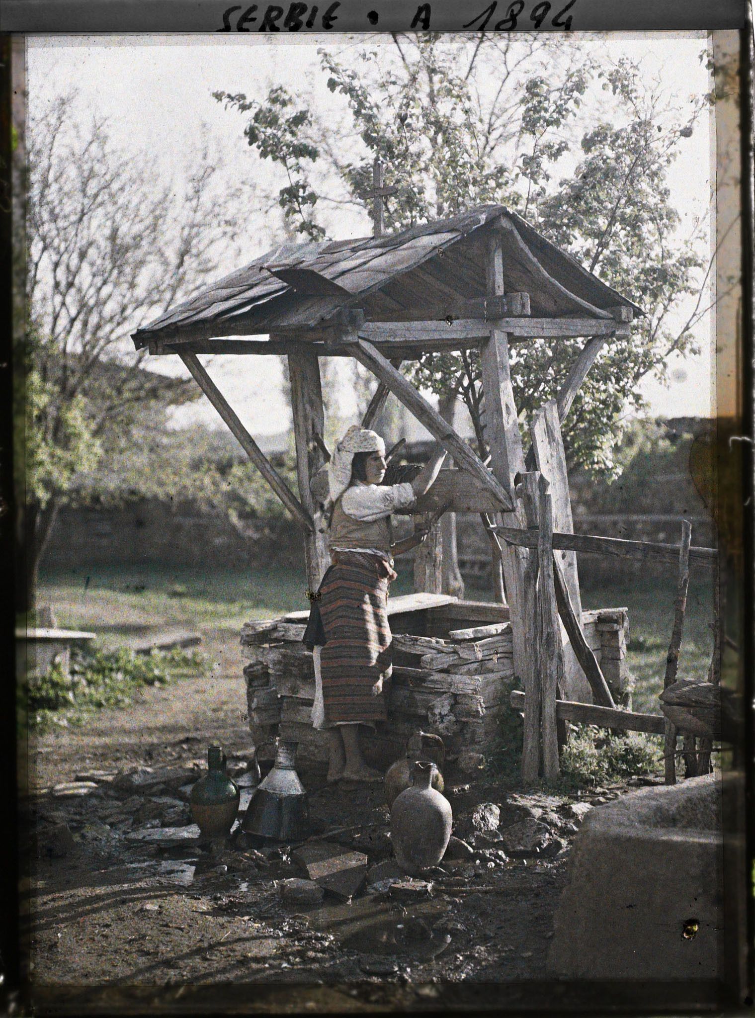 Image représentant Femme de la communauté tzigane au puits du monastère du village
