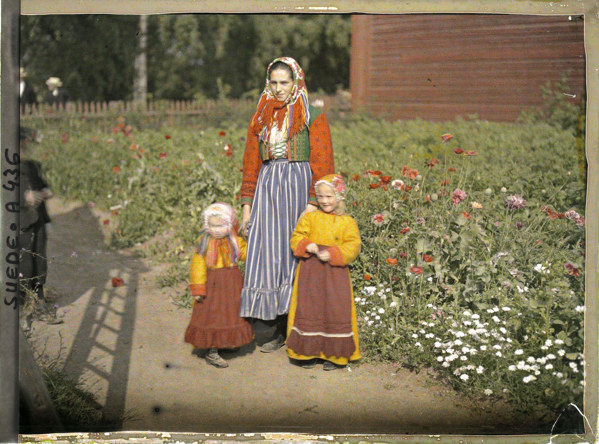Image représentant Une habitante accompagnée de deux fillettes