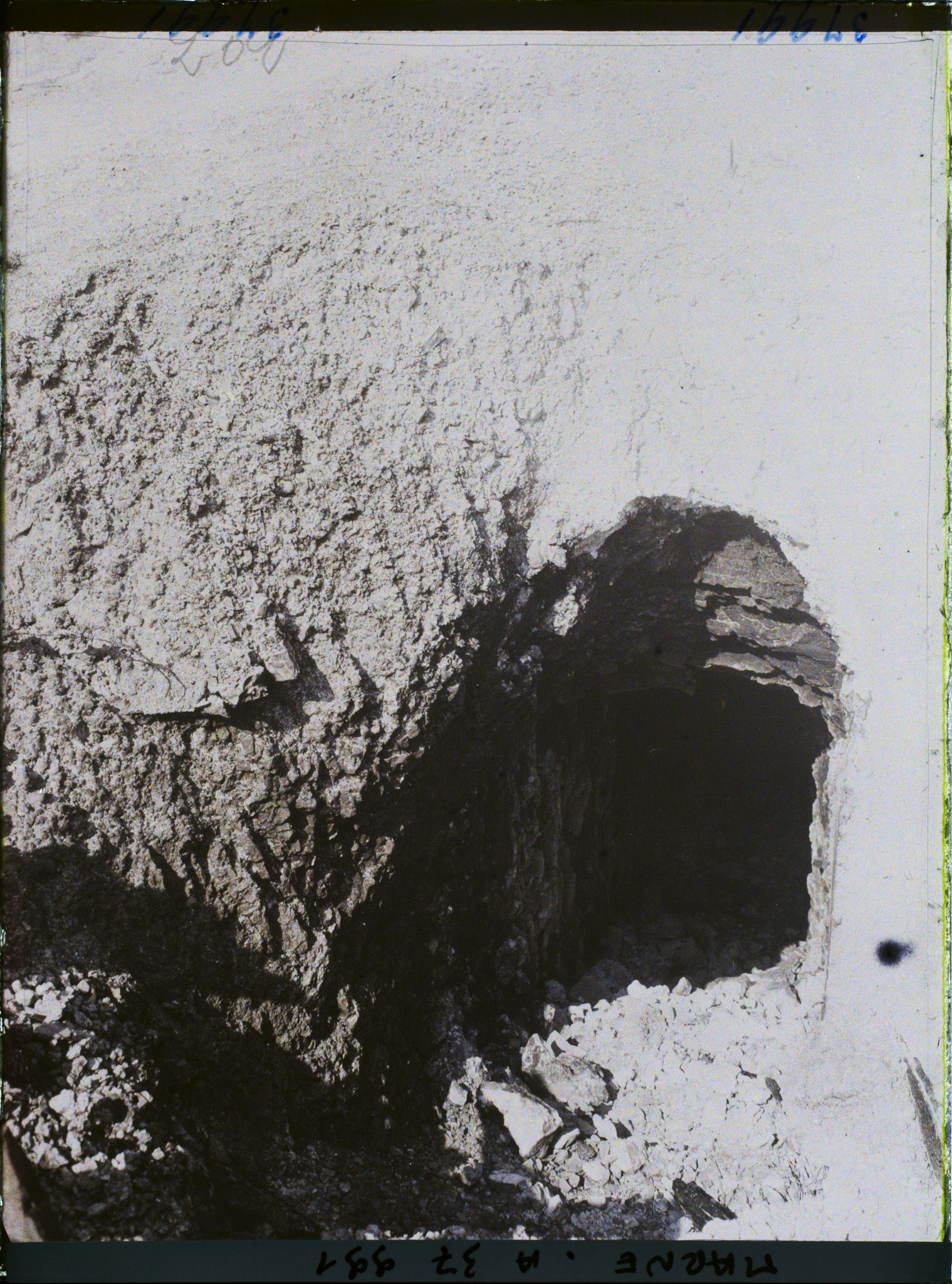 Image représentant France, Mont Cornillet, Entrée d'une galerie détruite par un obus incendiaire (Pente Sud)