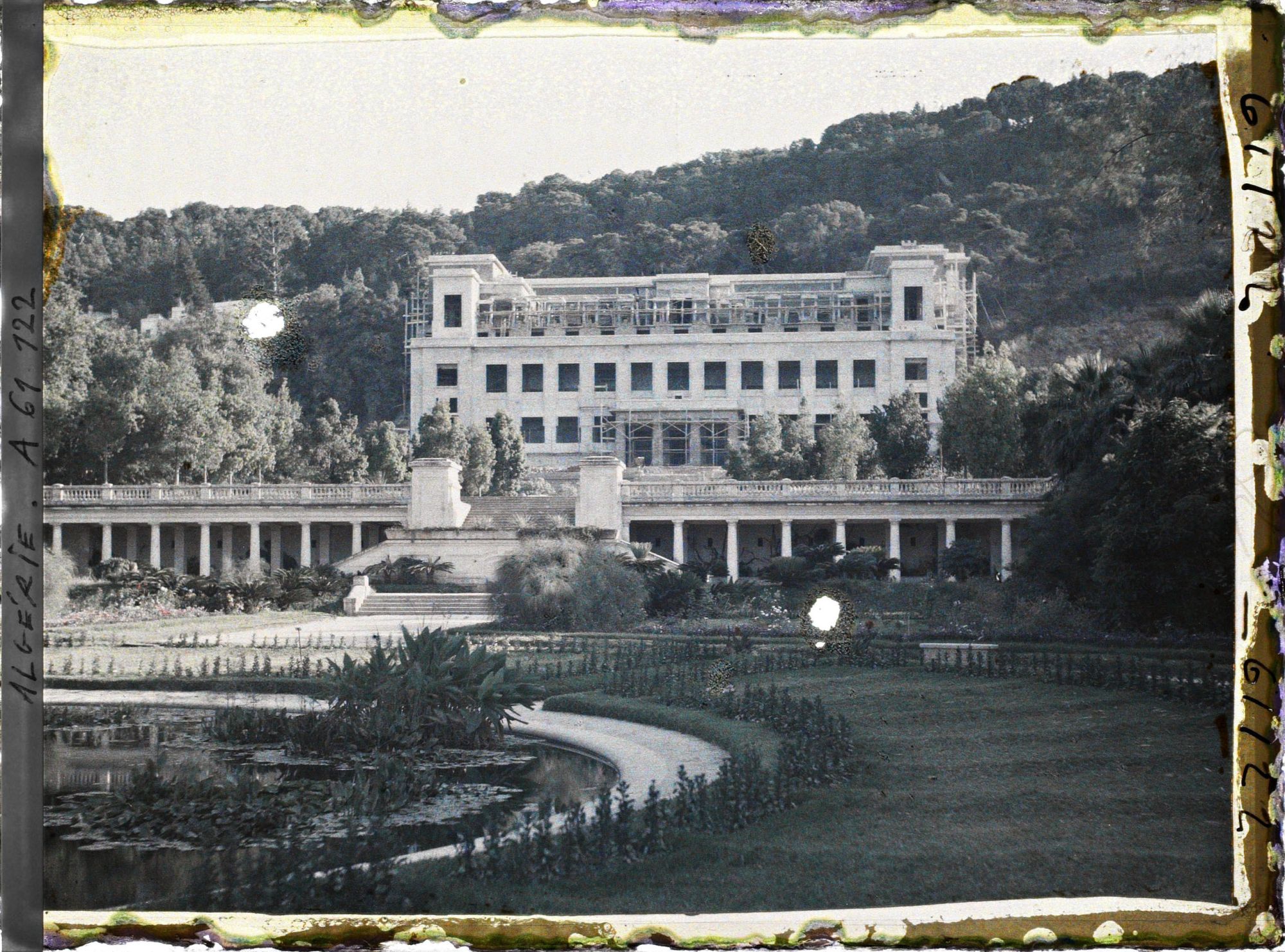 Image représentant Le jardin Français et le palais des Beaux-Arts en construction