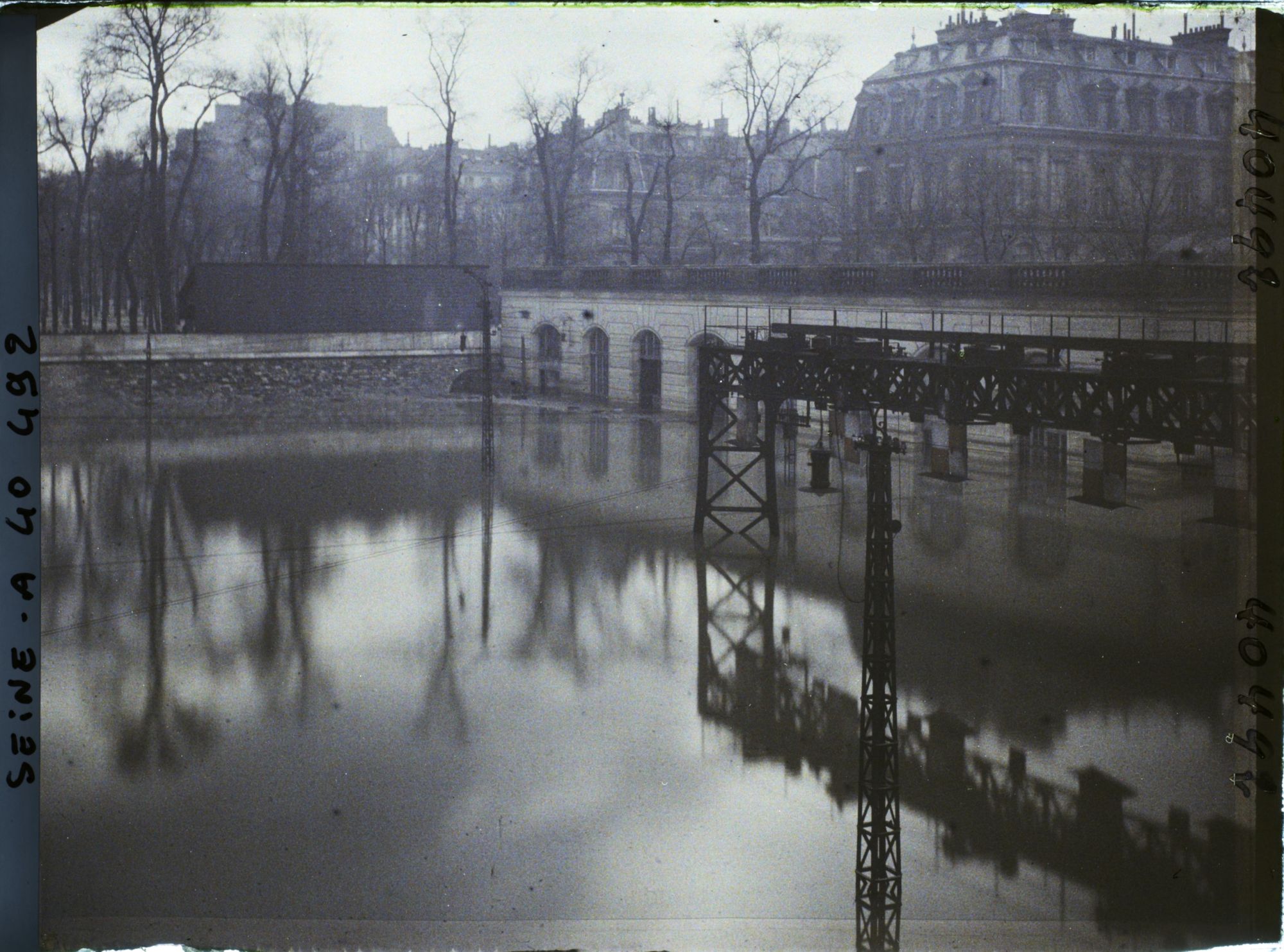 Image représentant La gare des Invalides inondée par la crue de la Seine