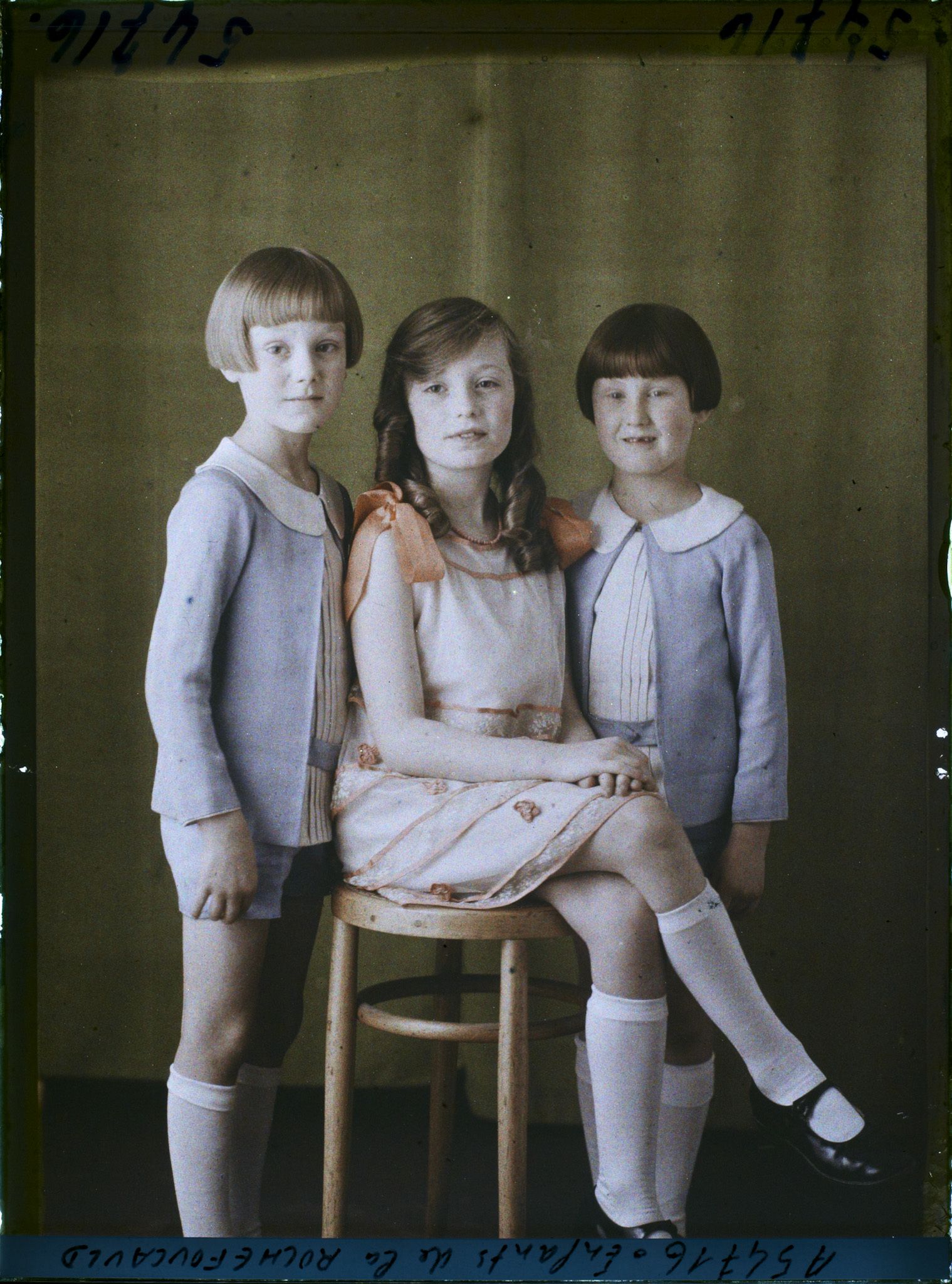 Image représentant Les enfants de la  https://musee-albert-kahn.s-museum.fr/home/NWQ2OTAwYzNmYjZlZTk1ZWQwODJmMjY4L2dlbmVyaWMtbm90aWNlLXRhYi9hdXRob3JpdHkvNjE3YTc5ZjVjZjhiODk2OGIzMzM3ZDIx/5d6900c3fb6ee95ed082f268/generic-notice-tab/authority/617a79ebcf8b8968b333767e Duchesse de La Rochefoucauld,  https://musee-albert-kahn.s-museum.fr/home/NWQ2OTAwYzNmYjZlZTk1ZWQwODJmMjY4L2dlbmVyaWMtbm90aWNlLXRhYi9hdXRob3JpdHkvNjE3YTc5ZjVjZjhiODk2OGIzMzM3ZDIx/5d6900c3fb6ee95ed082f268/generic-notice-tab/authority/617a79ebcf8b8968b3337681 Isabelle,  https://musee-albert-kahn.s-museum.fr/home/NWQ2OTAwYzNmYjZlZTk1ZWQwODJmMjY4L2dlbmVyaWMtbm90aWNlLXRhYi9hdXRob3JpdHkvNjE3YTc5ZjVjZjhiODk2OGIzMzM3ZDIx/5d6900c3fb6ee95ed082f268/generic-notice-tab/authority/617a79ebcf8b8968b333767f François et Philippe