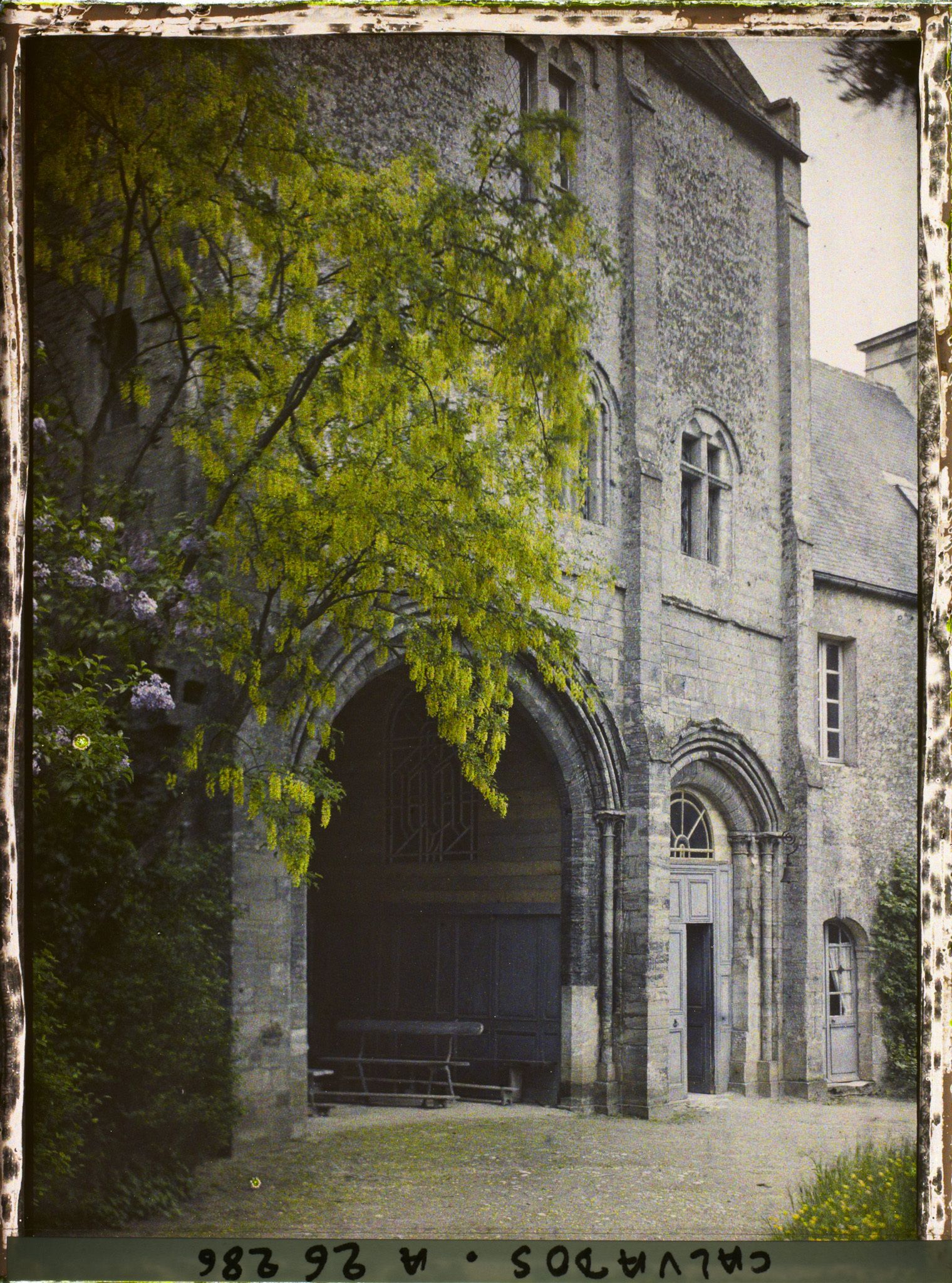 Image représentant Le porche du prieuré vu des jardins