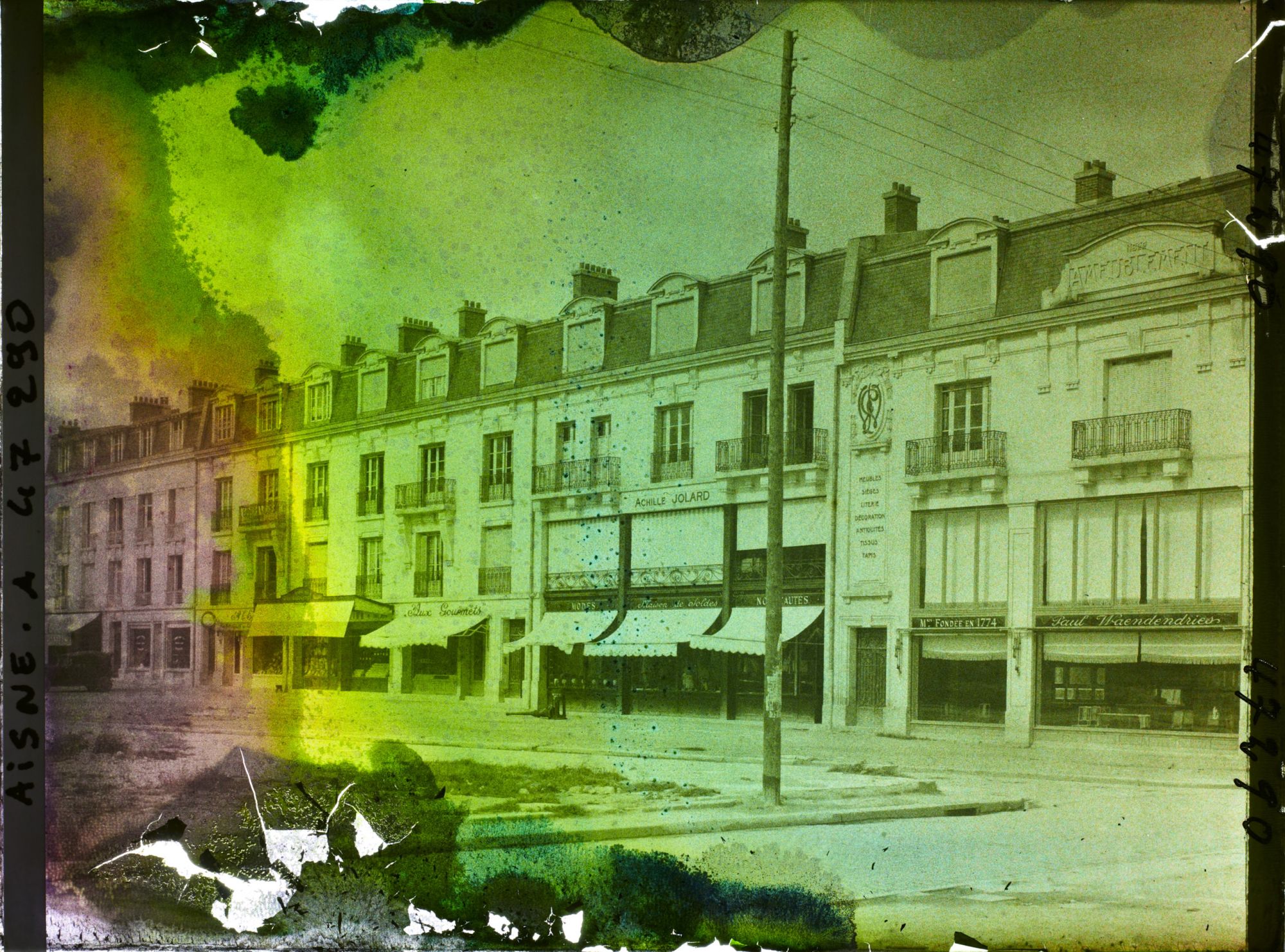 Image représentant France, Soissons, Nouveaux immeubles place du Cloître