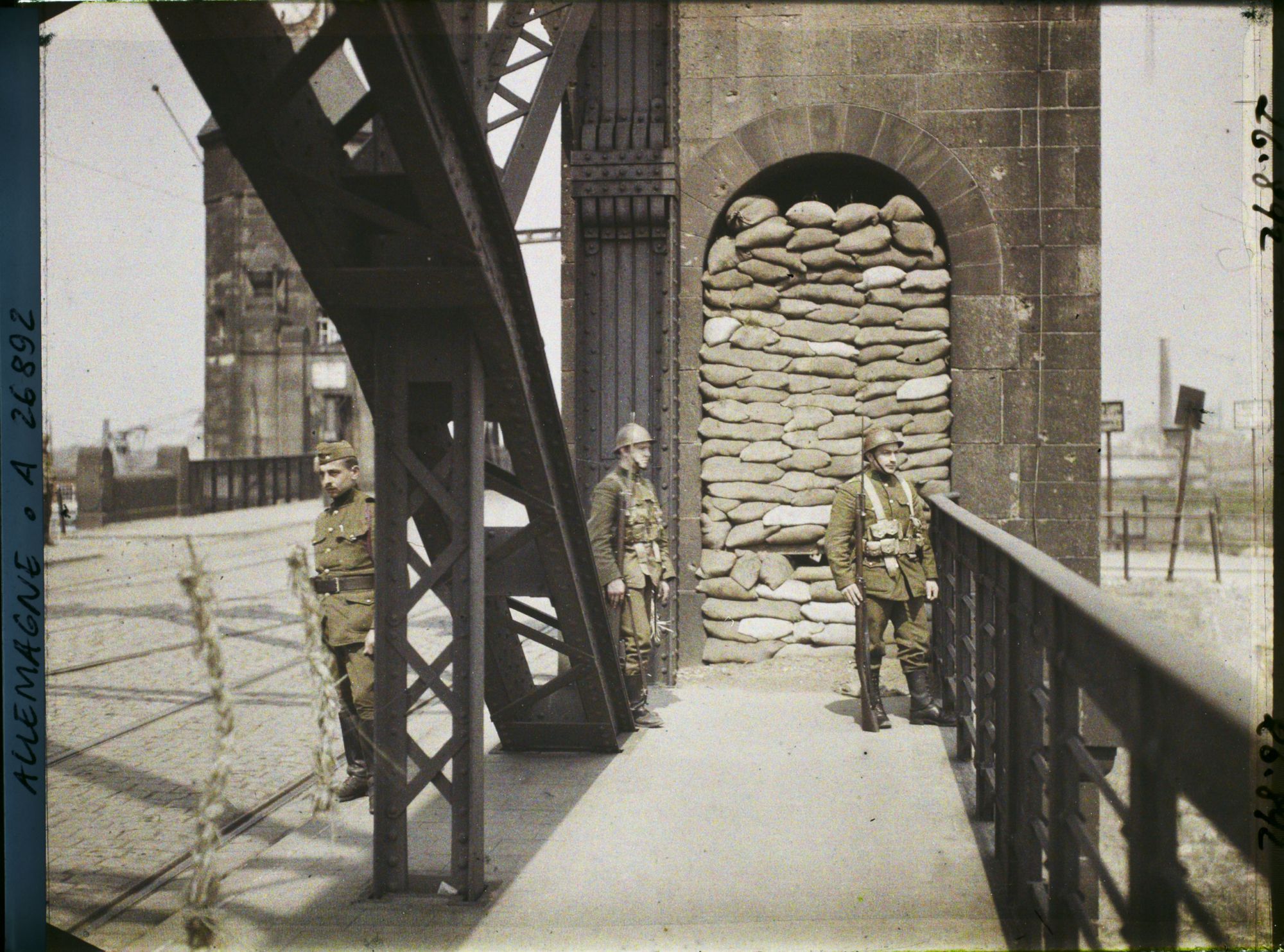 Image représentant Allemagne, Duisburg, Occupation Française Sentinelle belge sur le Pont de la Rhur
