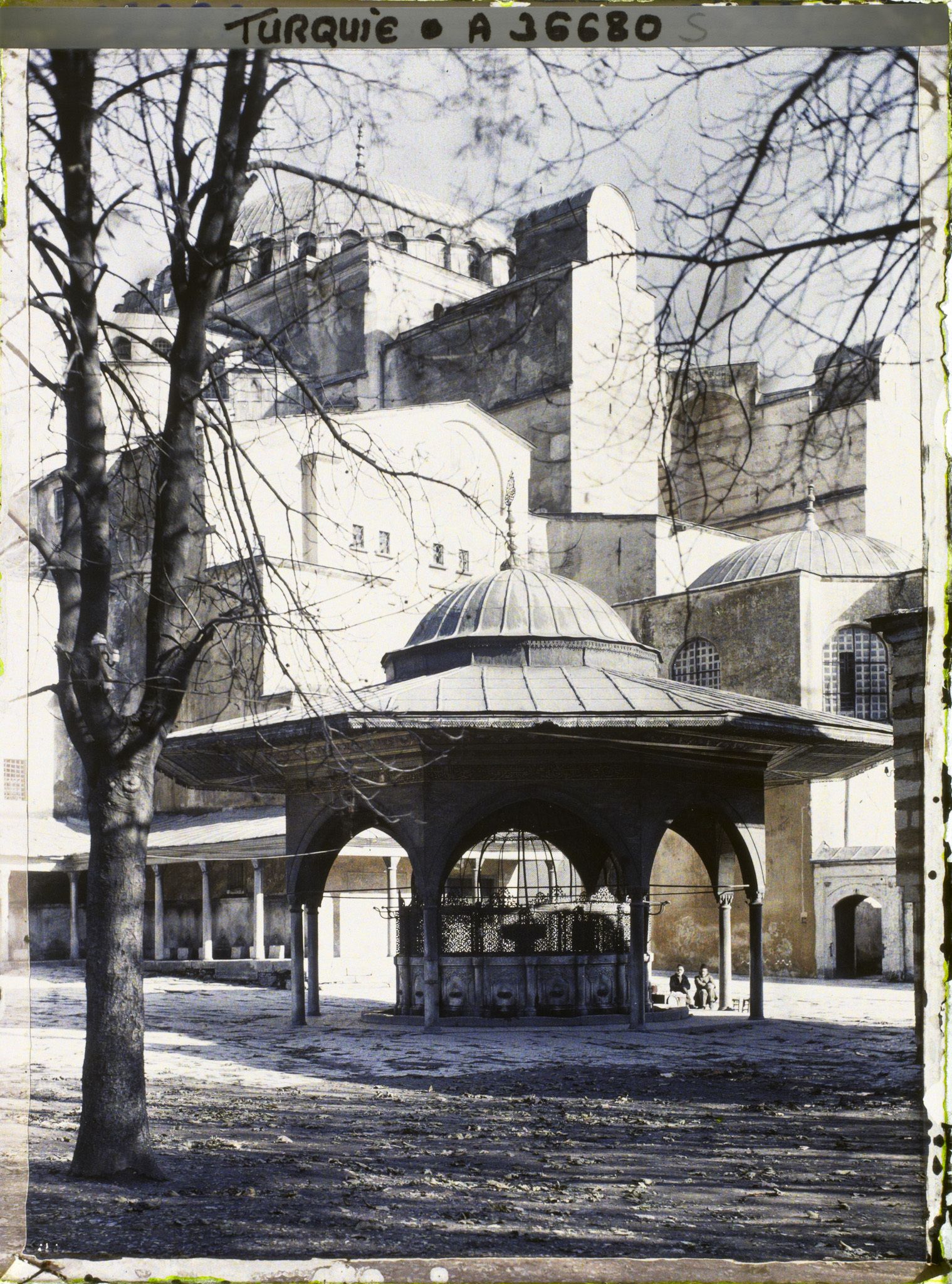 Image représentant Fontaine aux ablutions de la Aya Sophia Camii ("mosquée Sainte-Sophie")