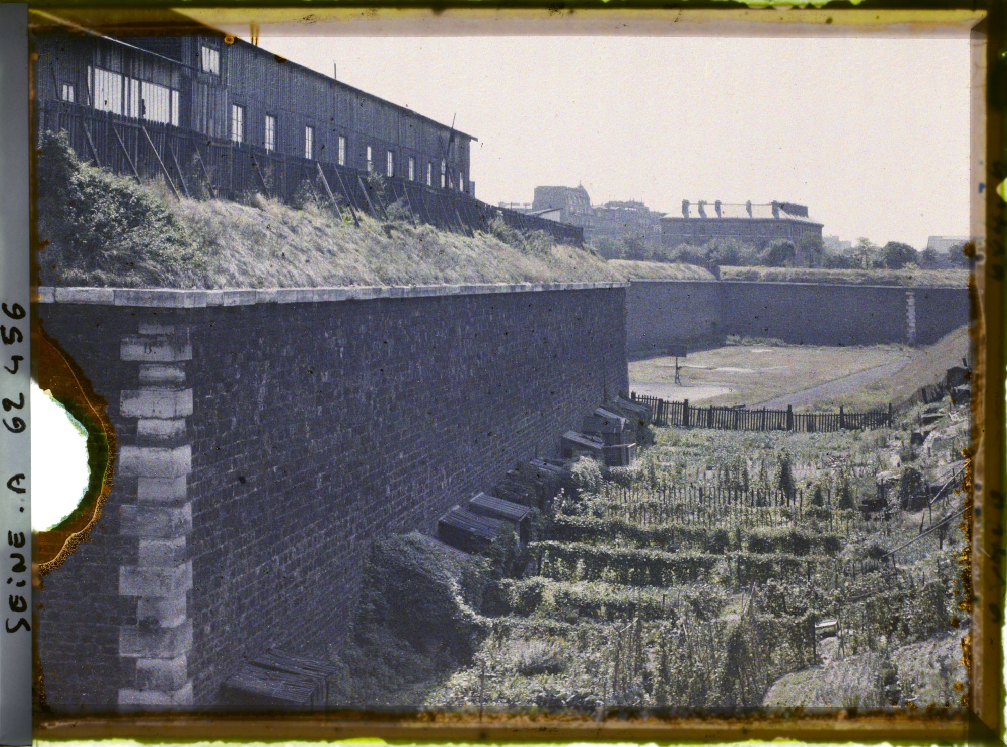 Image représentant Les jardins ouvriers aux pieds des fortifications, porte de Clichy (?)