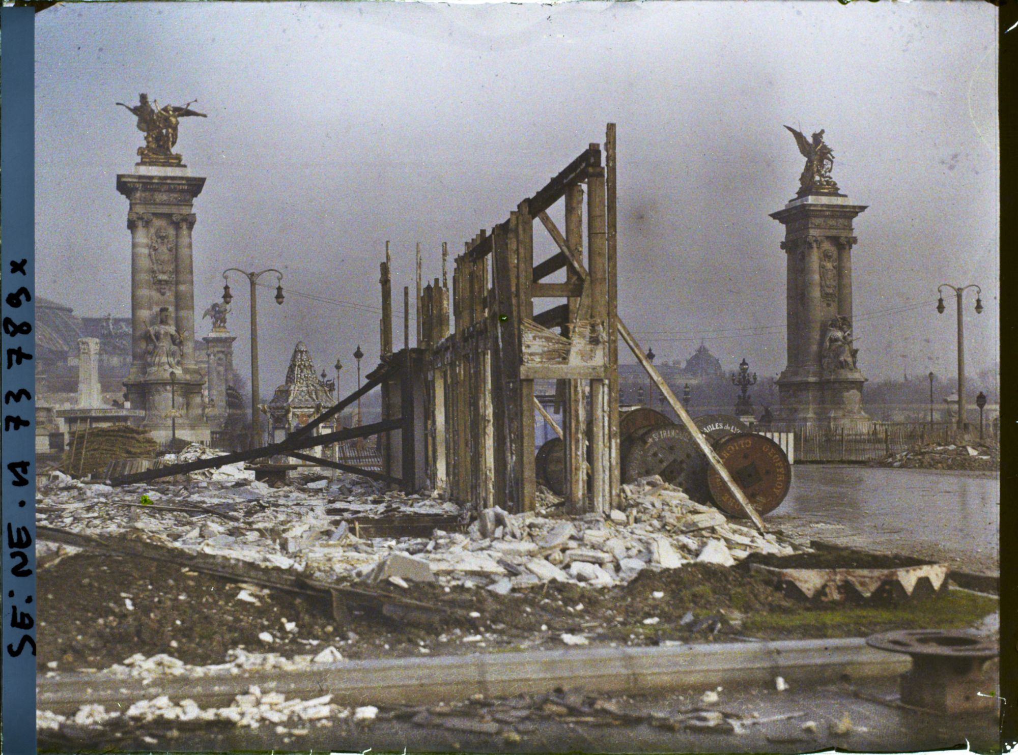 Image représentant L'exposition des arts décoratifs, démolition des pavillons sur l'esplanade des Invalides, à l'entrée du pont Alexandre III