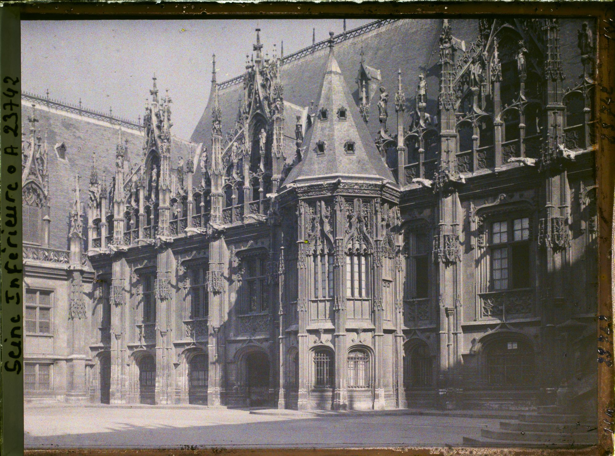 Image représentant Le palais de justice vu de la cour
