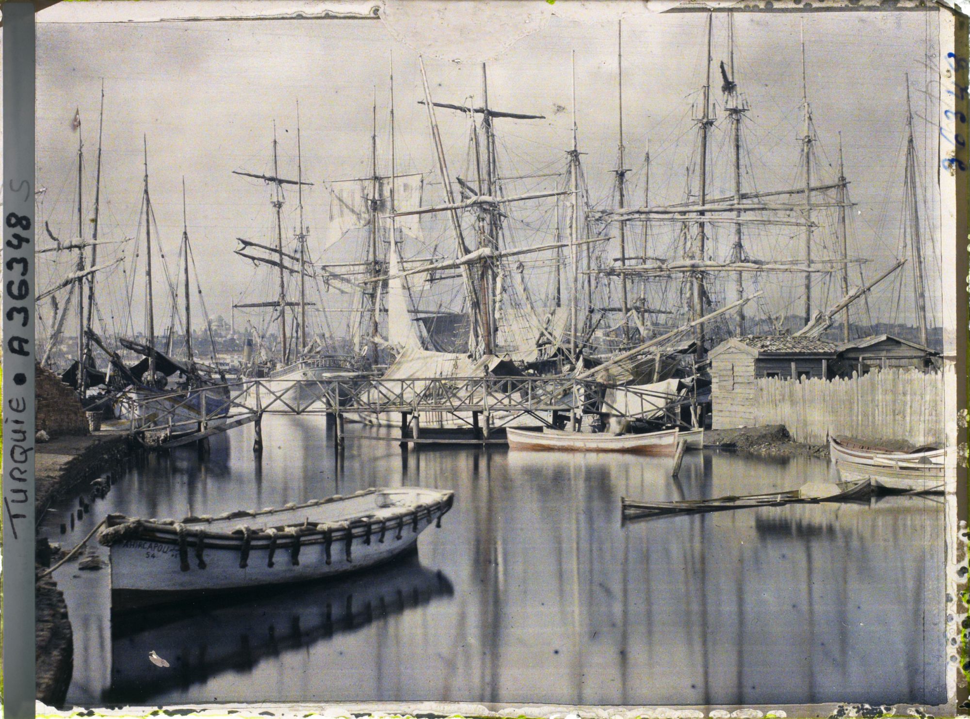 Image représentant Bateaux amarrés dans le port de Galata