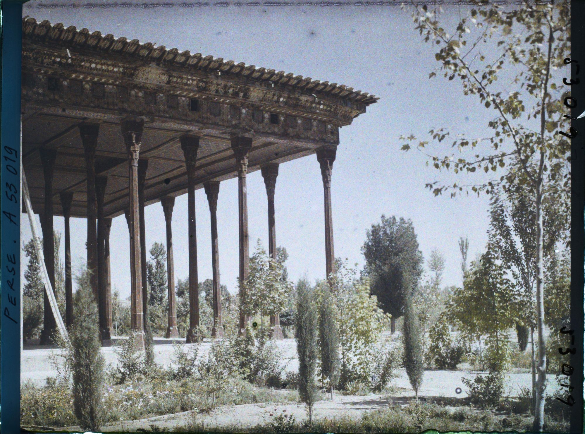 Image représentant Le Chehel Sotoun (pavillon des quarante colonnes) (1647), le portique côté jardin
