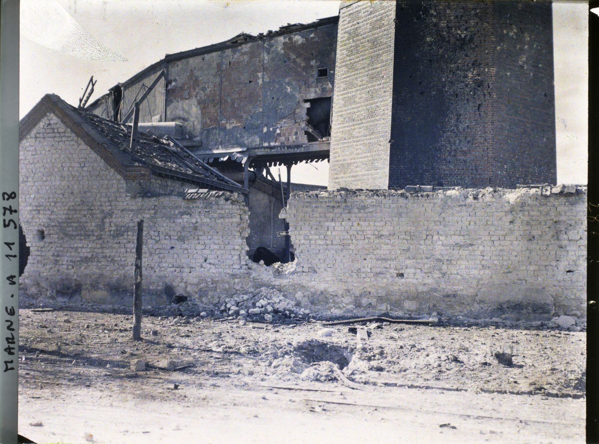Image représentant Impact d'obus sur une usine