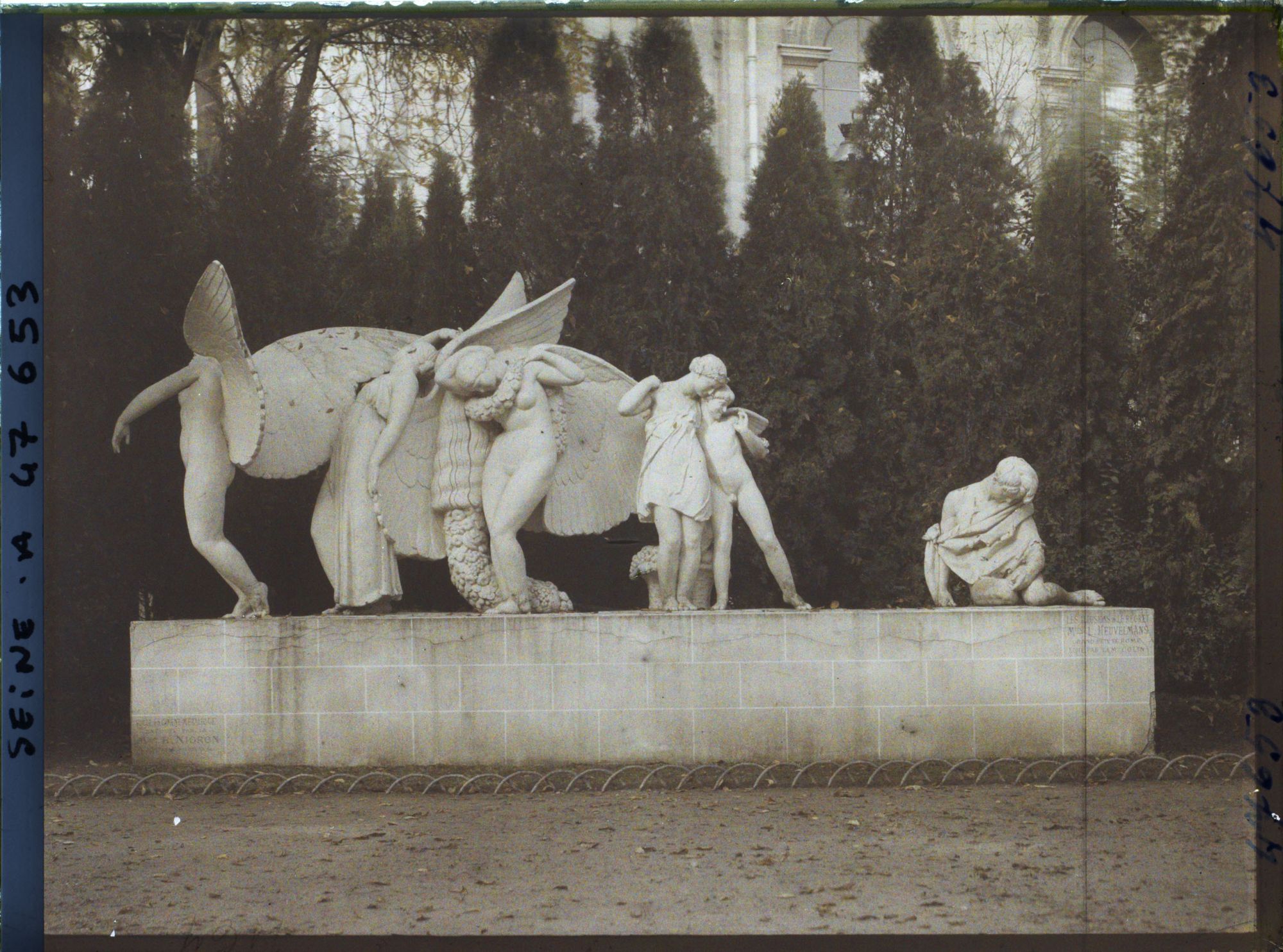 Image représentant L'Exposition des arts décoratifs, Jardin du Pavillon de la Ville de Paris, Groupe de Lucienne Heuvelmans
