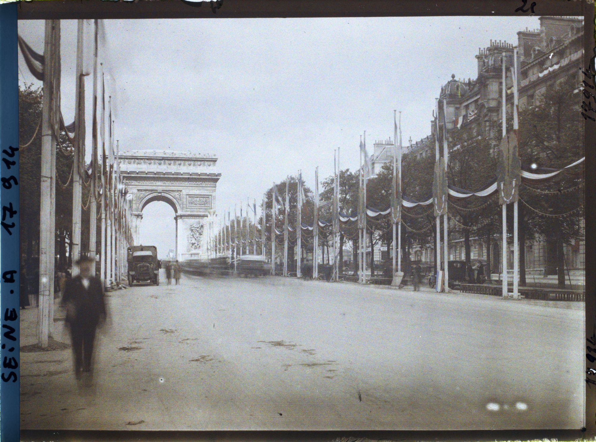 Image représentant Les Champs-Elysées décorés après les fêtes de la Victoire des 13 et 14 juillet 1919