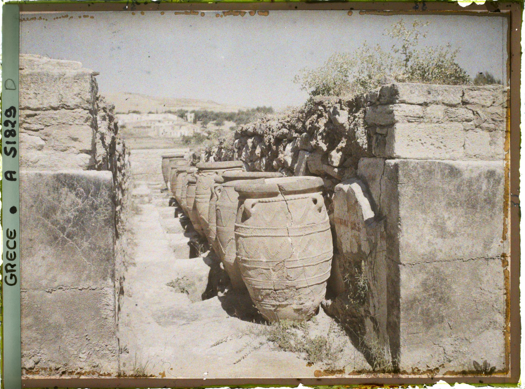 Image représentant L'un des magasins du Palais et son alignement de Ptithos (jarres), dont les décors en relief imitent les cordages