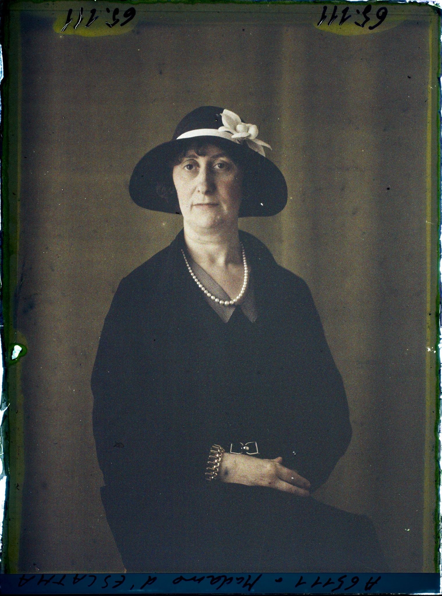 Image représentant https://musee-albert-kahn.s-museum.fr/home/NWQ2OTAwYzNmYjZlZTk1ZWQwODJmMjY4L2dlbmVyaWMtbm90aWNlLXRhYi9hdXRob3JpdHkvNjE3YTc5ZjVjZjhiODk2OGIzMzM3ZDIx/5d6900c3fb6ee95ed082f268/generic-notice-tab/authority/617a79ebcf8b8968b3336c96 Madame Marguerite d'Escatha