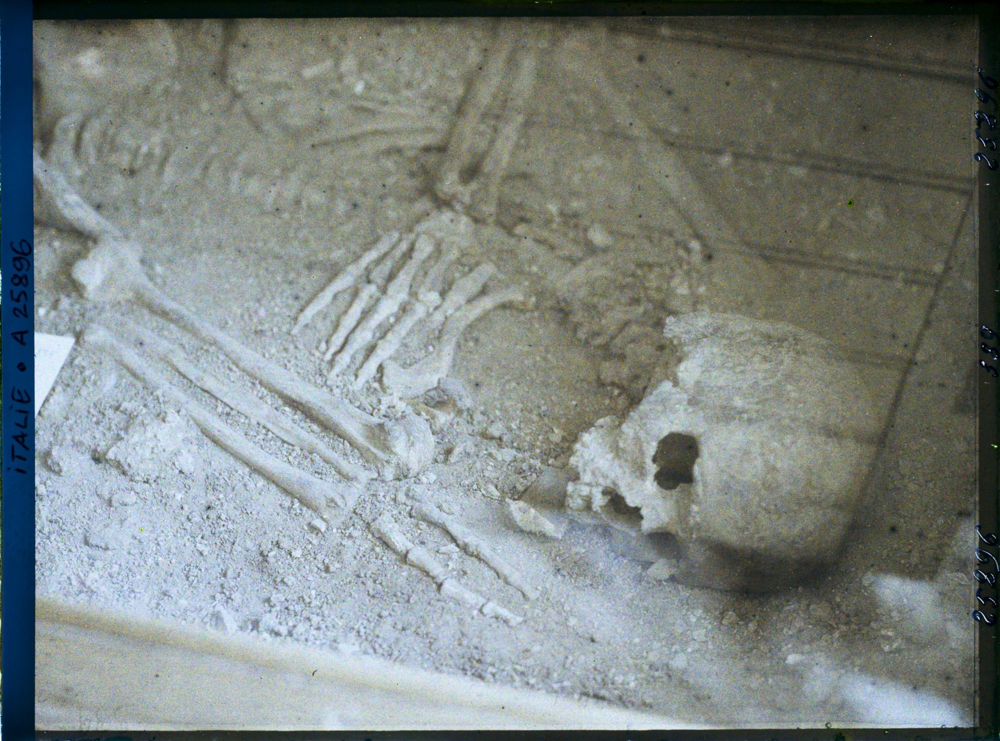 Image représentant Grotte Barma Grande, squelette trouvé le 12 janvier 1894