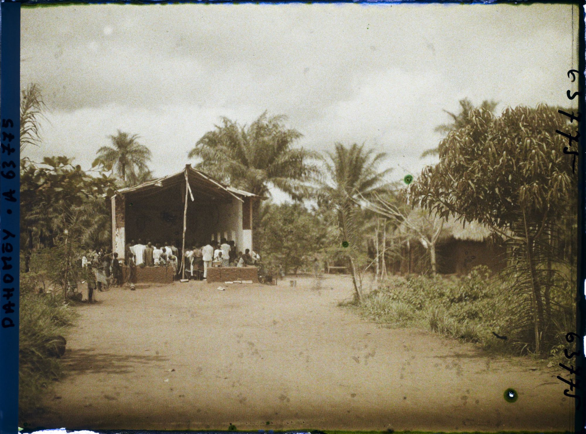 Image représentant Une chapelle de fortune pendant un office