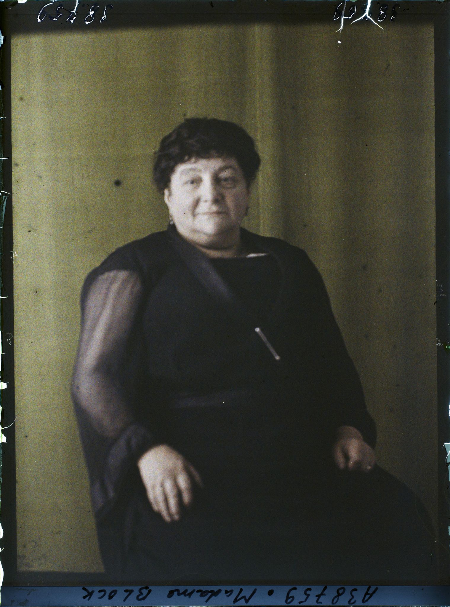 Image représentant https://musee-albert-kahn.s-museum.fr/home/NWQ2OTAwYzNmYjZlZTk1ZWQwODJmMjY4L2dlbmVyaWMtbm90aWNlLXRhYi9hdXRob3JpdHkvNjE3YTc5ZjVjZjhiODk2OGIzMzM3ZDIx/5d6900c3fb6ee95ed082f268/generic-notice-tab/authority/617a79ebcf8b8968b33368ca Madame Block