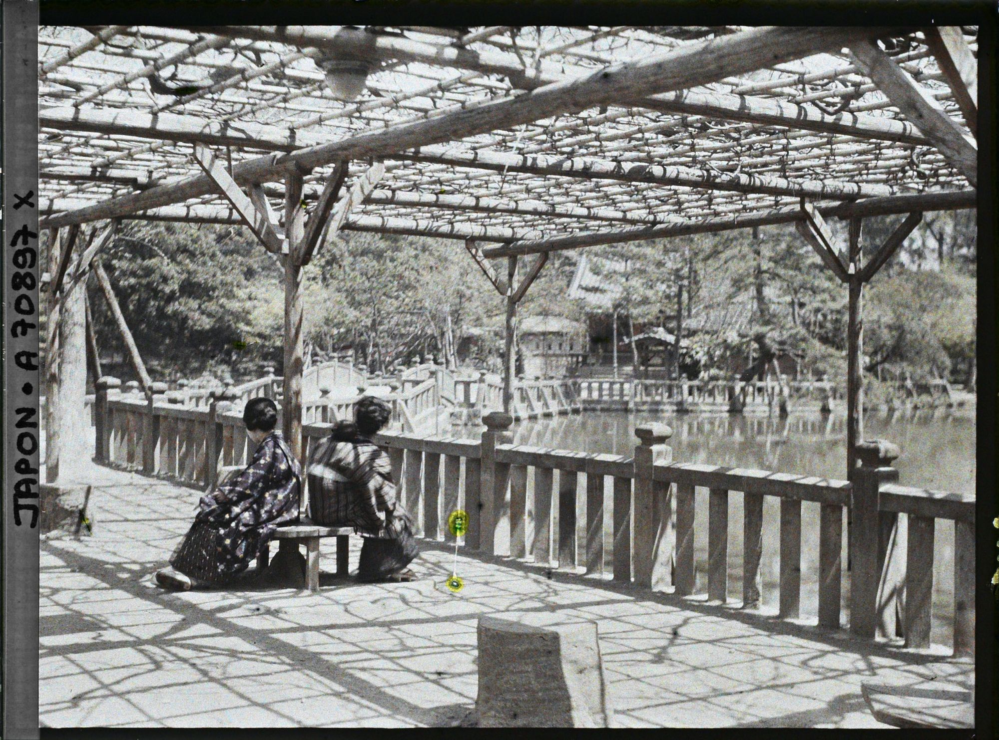 Image représentant Shiba-koen (parc de Shiba) : entrée du sanctuaire shintô Benzaitei