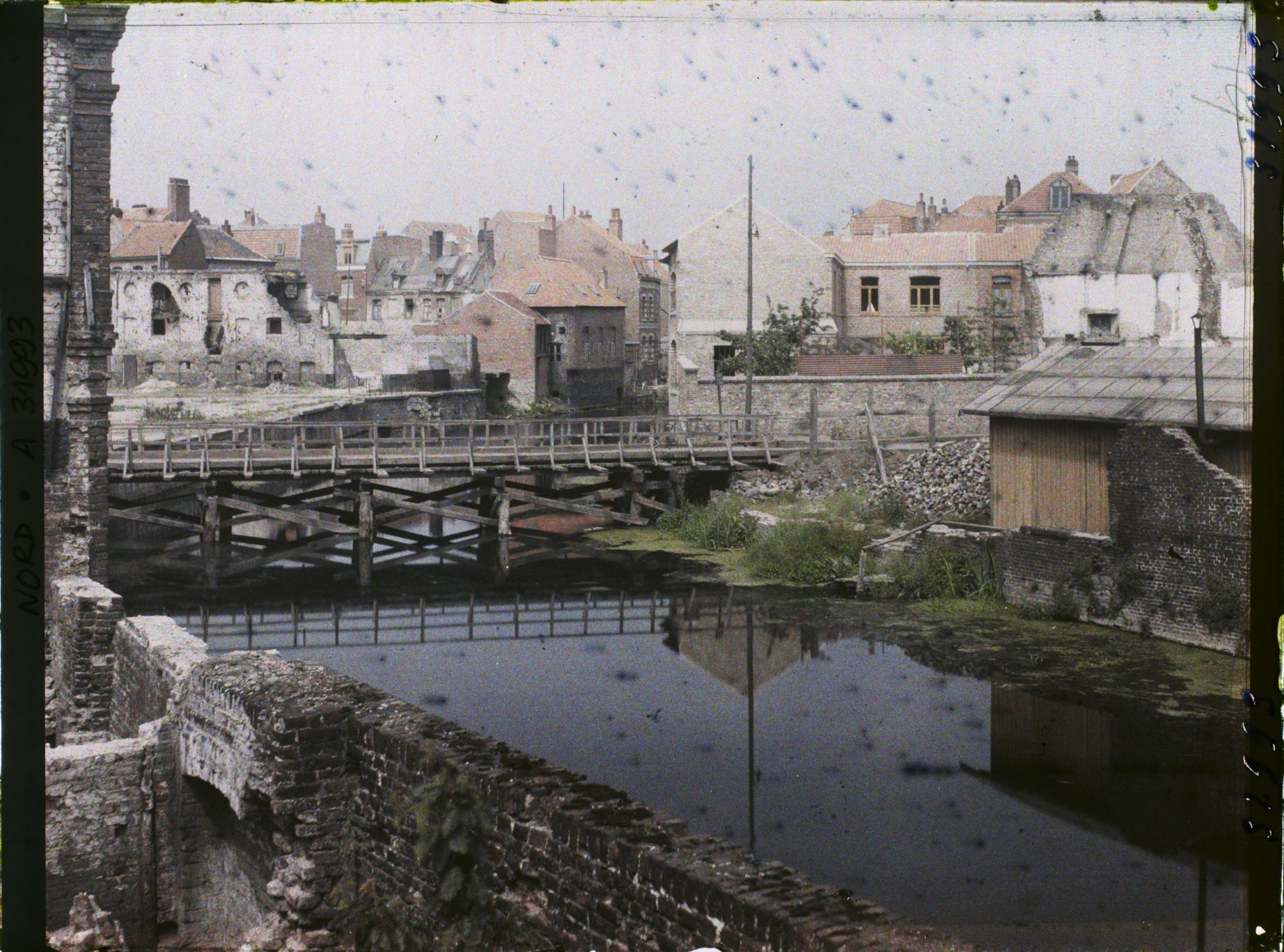 Image représentant France, Armentières, Maisons neuves le long de la Lys