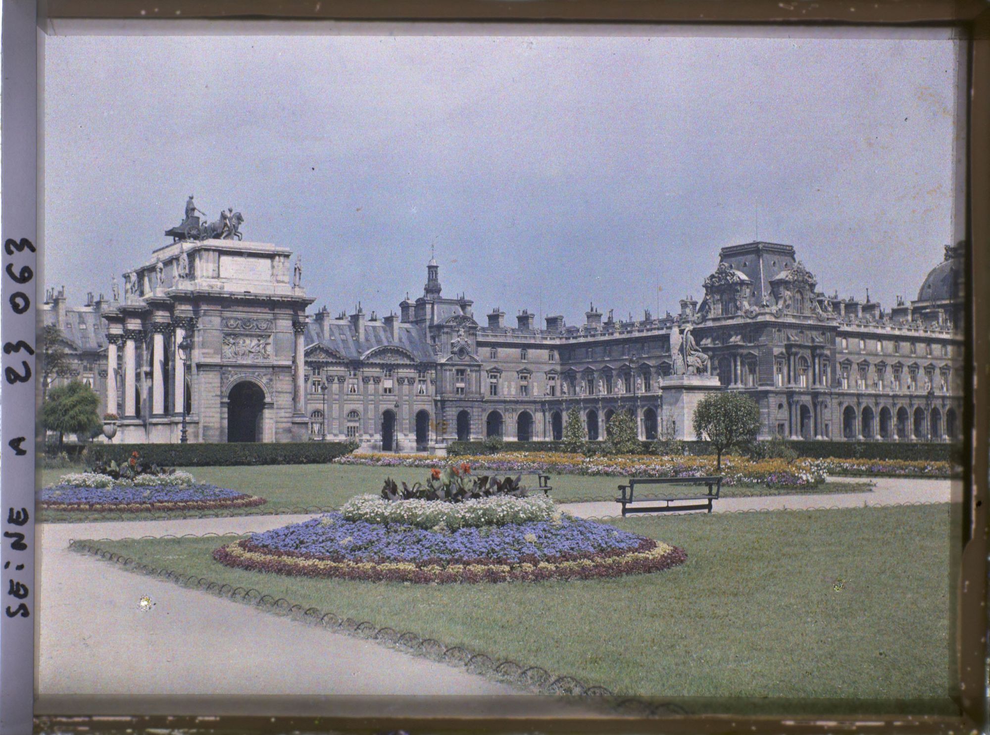 Image représentant Le Louvre et l'Arc de Triomphe du Carrousel