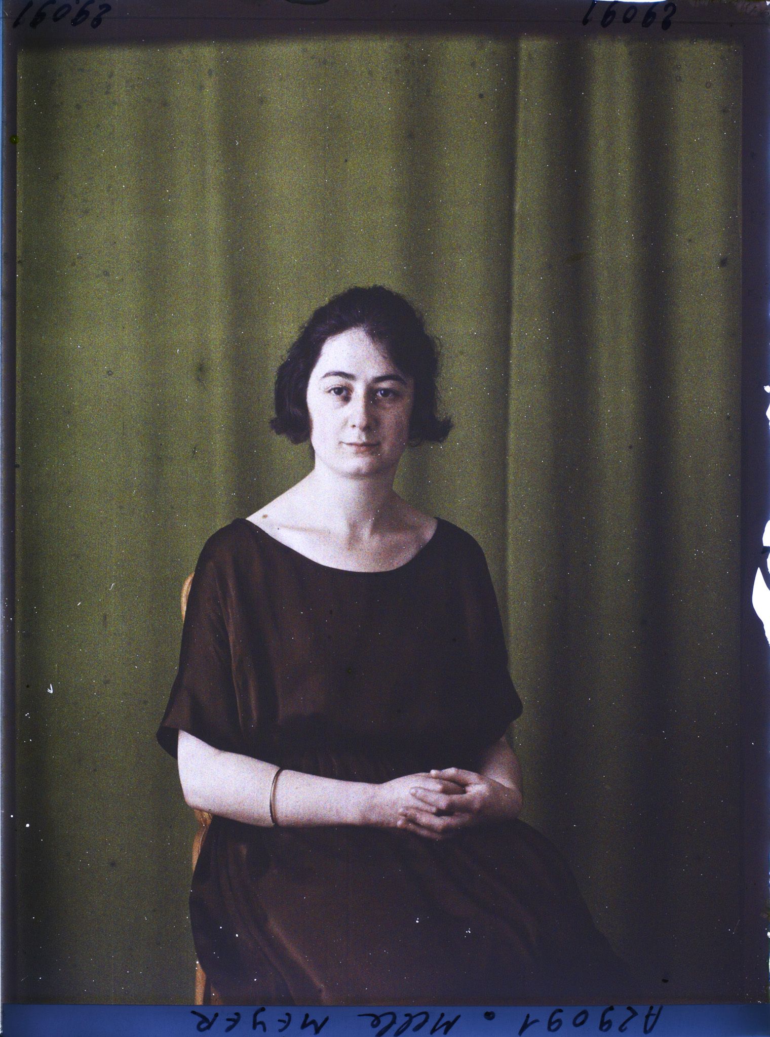 Image représentant https://musee-albert-kahn.s-museum.fr/home/NWQ2OTAwYzNmYjZlZTk1ZWQwODJmMjY4L2dlbmVyaWMtbm90aWNlLXRhYi9hdXRob3JpdHkvNjE3YTc5ZjVjZjhiODk2OGIzMzM3ZDIx/5d6900c3fb6ee95ed082f268/generic-notice-tab/authority/617a79ebcf8b8968b33373f1 Mademoiselle Meyer