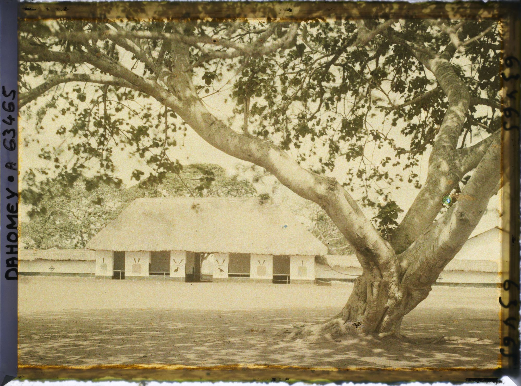 Image représentant La cour du palais de Glélé et le logodo, bâtiment de transition entre les deux cours où le roi s'installait pour assister aux danses données dans la cour