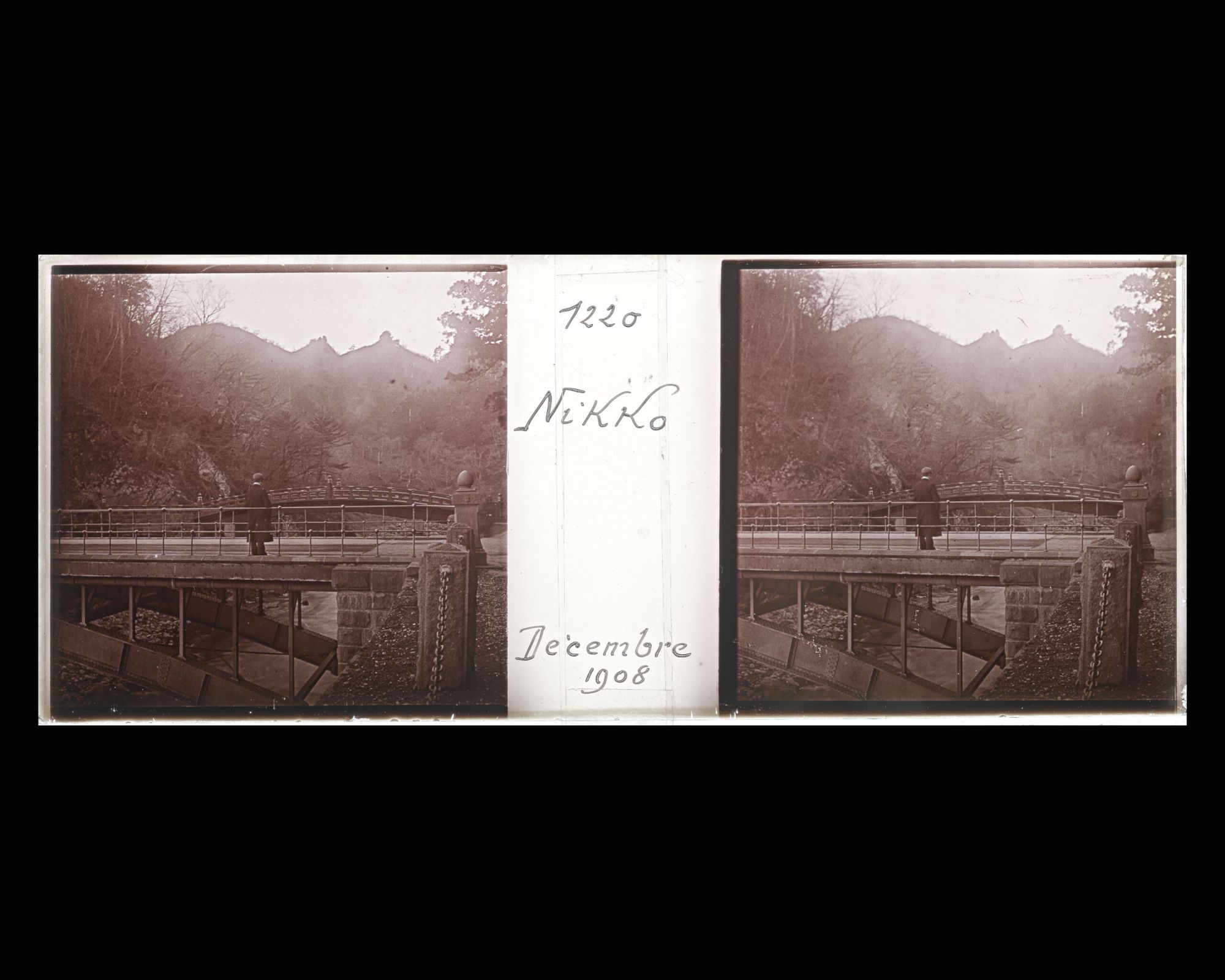 Image représentant Le guide Nériki sur le pont moderne contruit à proximité du pont Shinkyô