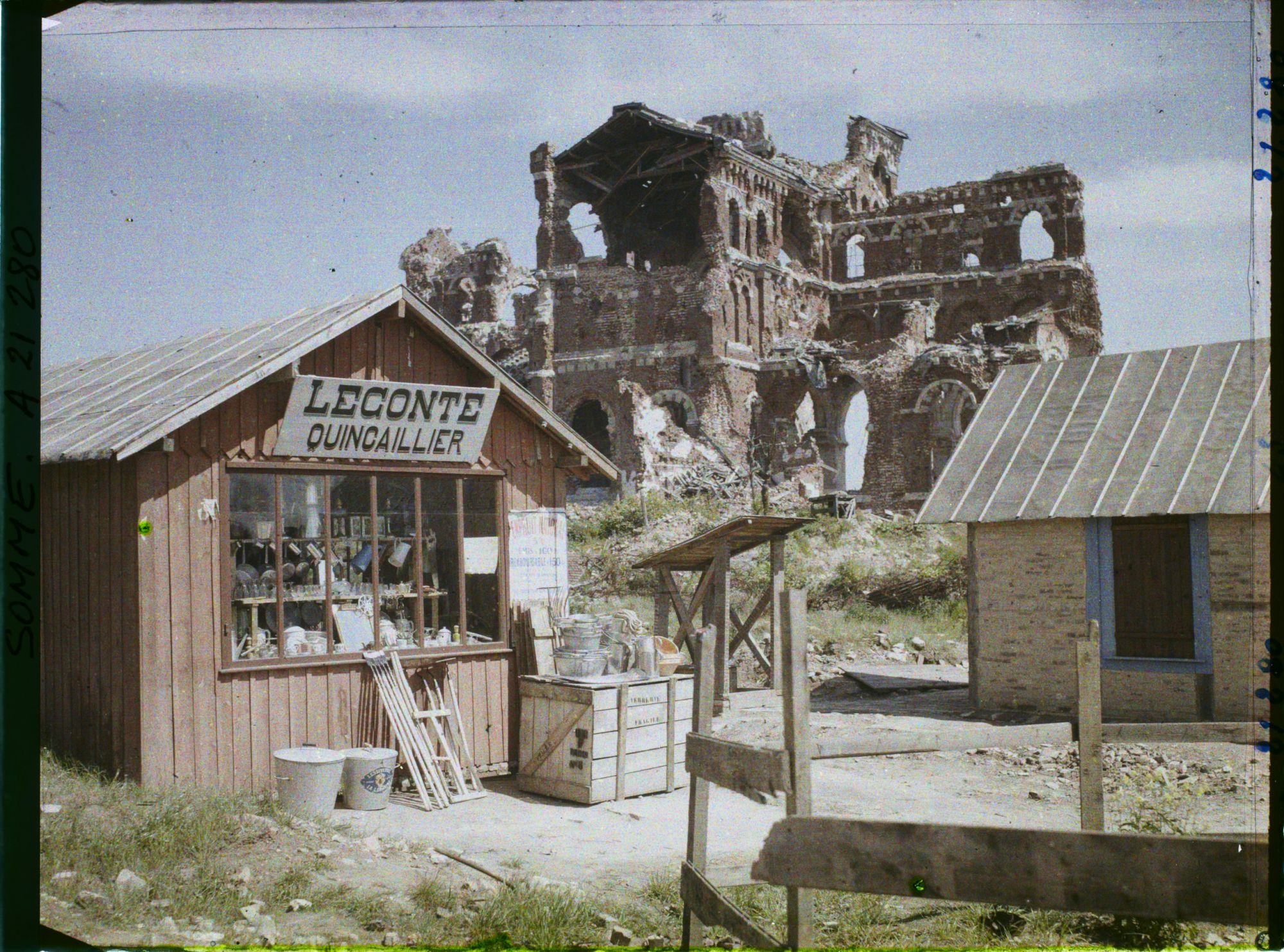 Image représentant France, Albert, L'Eglise (nord Ouest) et Quincaillerie