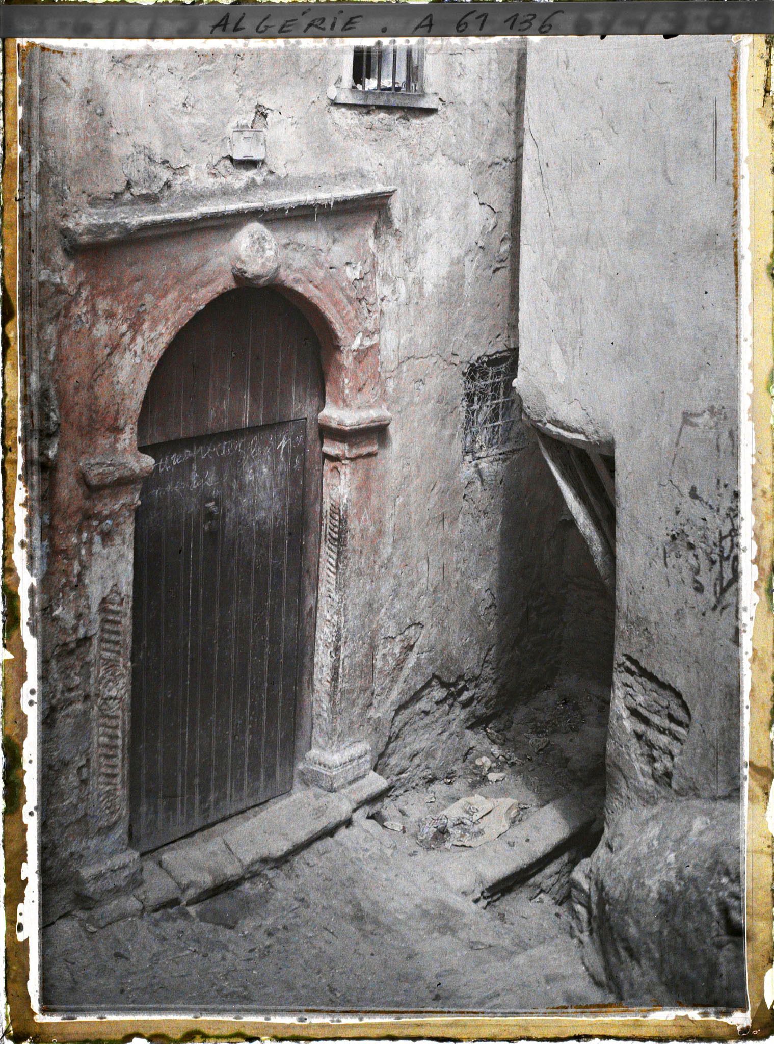 Image représentant Une vieille porte rue du Diable dans la Casbah