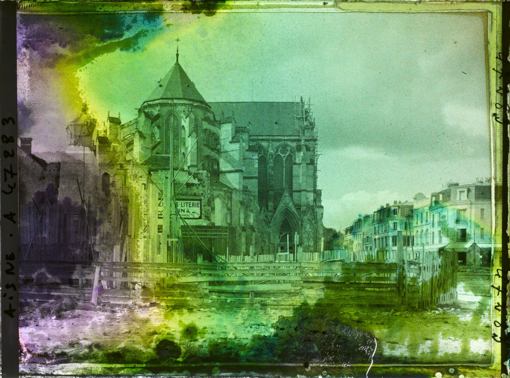 Image représentant France, Soissons, Abside de la Cathédrale et Monumt aux morts en exécution