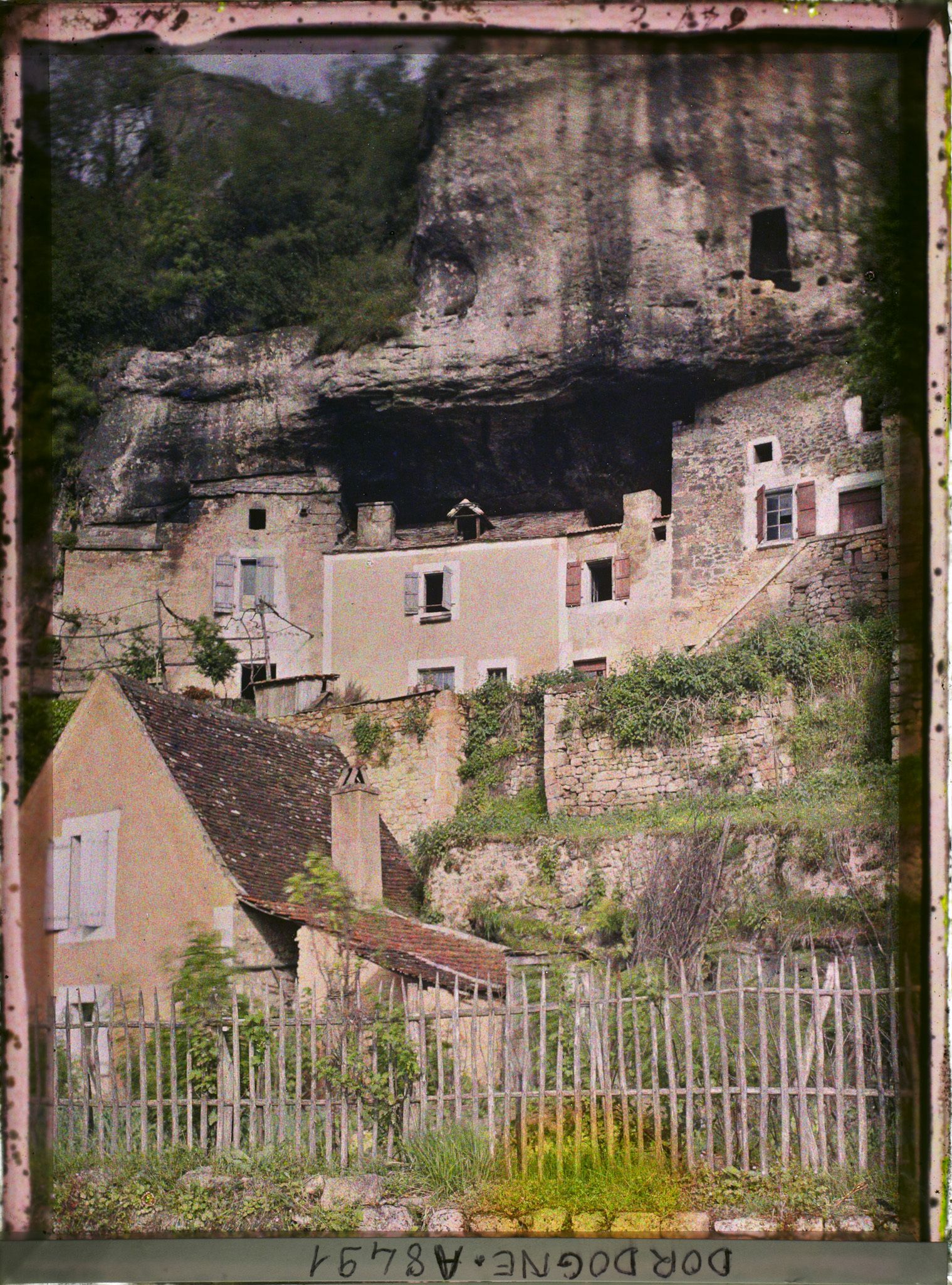 Image représentant France, Girauteaux, Les Girauteaux village entier d'abris sous roches de la vallée de la Beune
