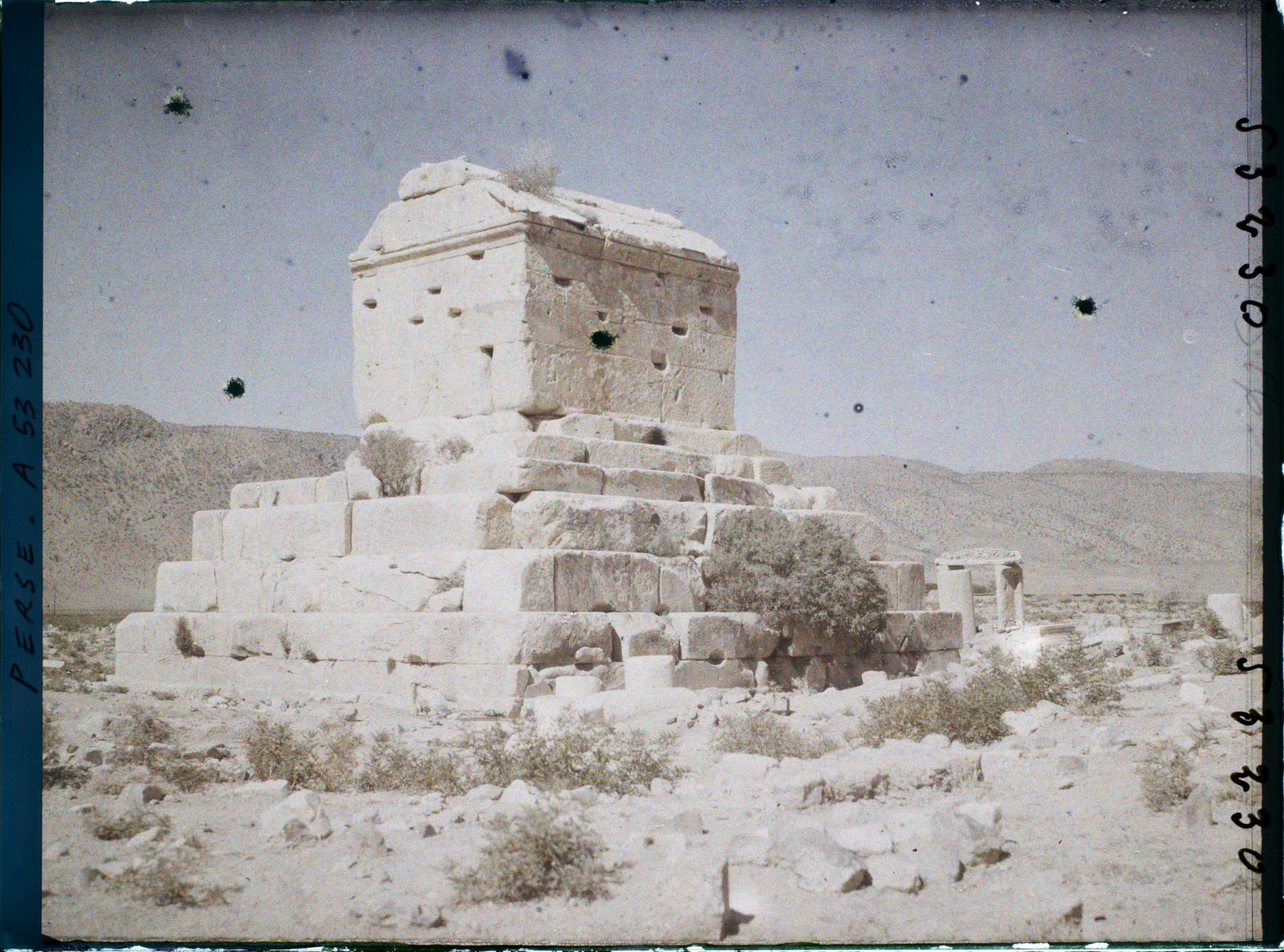 Image représentant Le tombeau de Cyrus II (vers 530 avant JC.)