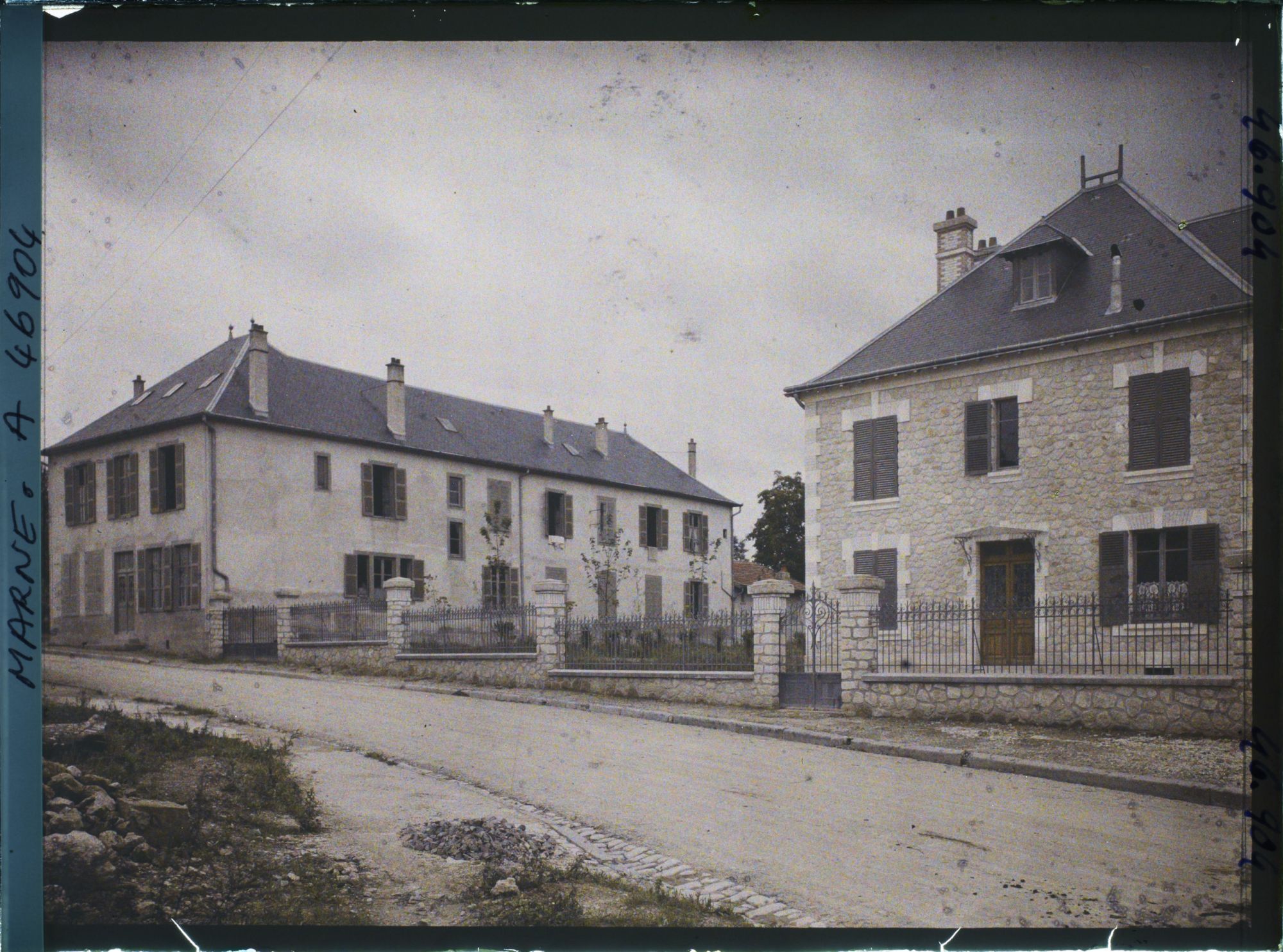 Image représentant France, Vienne le Château Marne (475 h.), L'hospice de Vienne le Chau