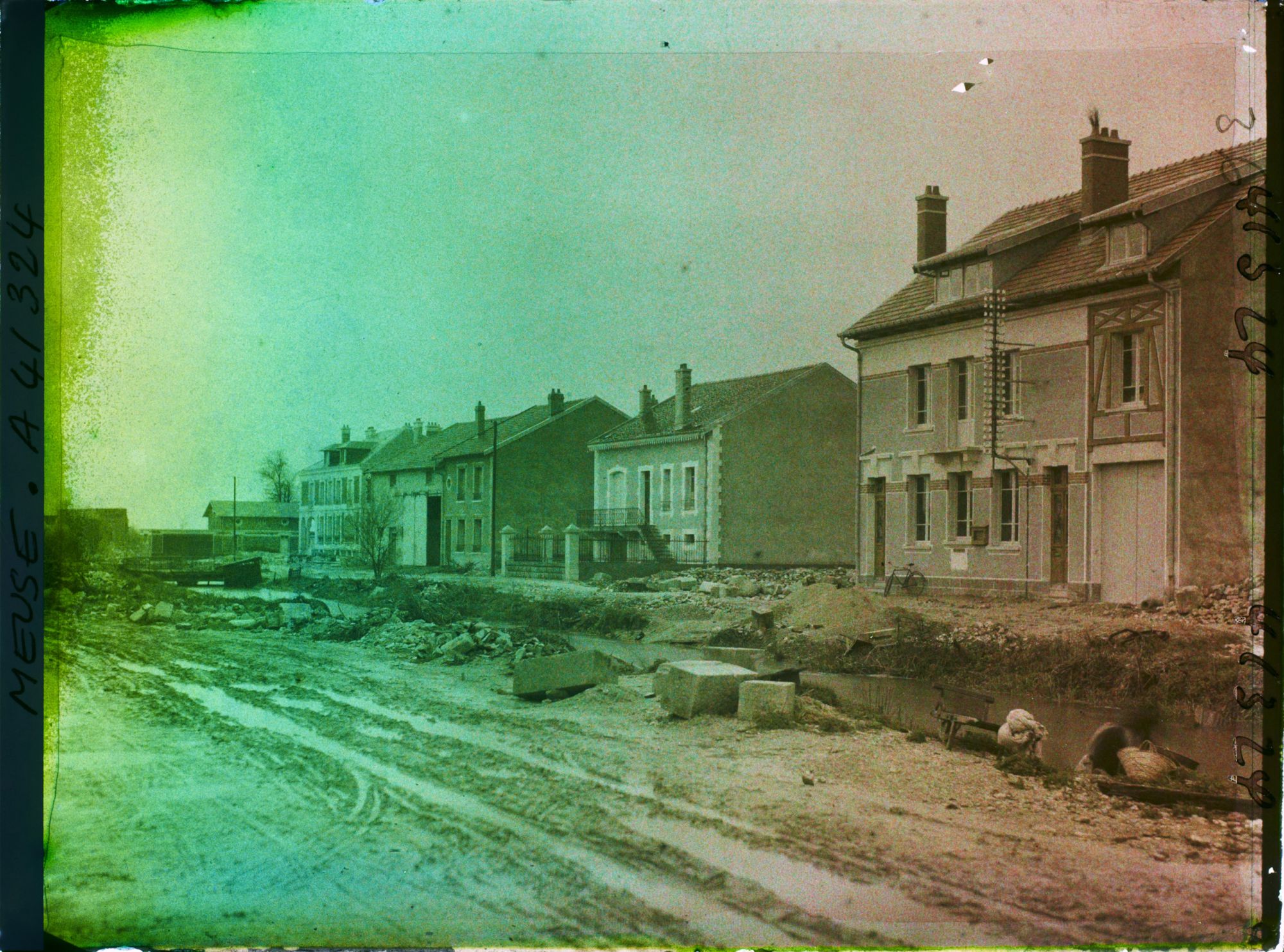 Image représentant France, Fresnes en Woëvre, Nouvelle Poste et Rue de Metz